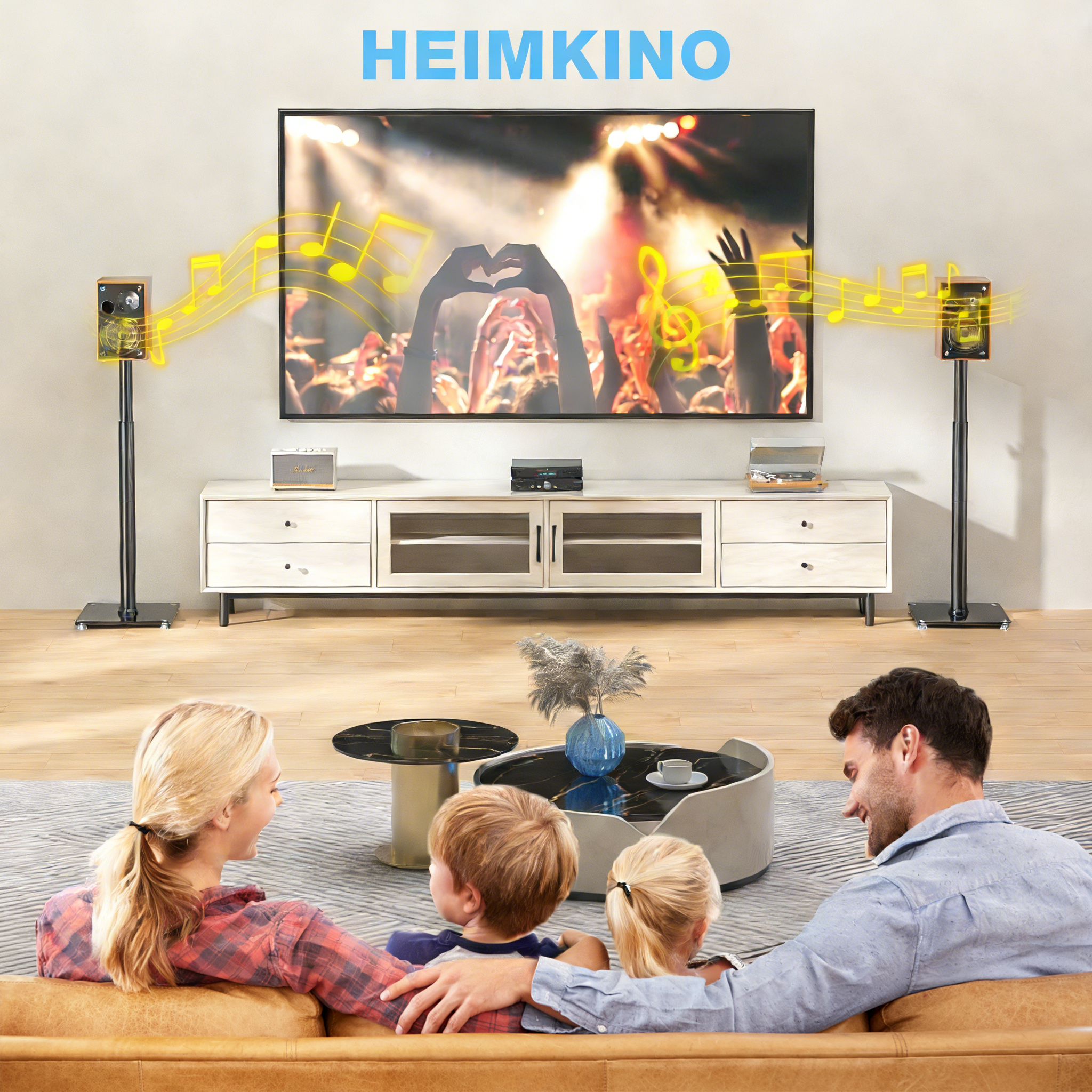 Familie schaut einen Konzertfilm auf einem großen Fernseher, mit Musiknoten, die von Lautsprechern ausgehen.