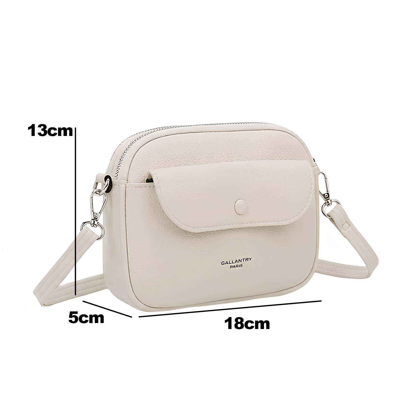 Bolso cruzado color crema con solapa, cremallera y herrajes metálicos.