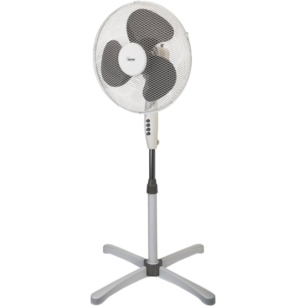 Un ventilatore da terra bianco con tre pale nere e una griglia protettiva rotonda.