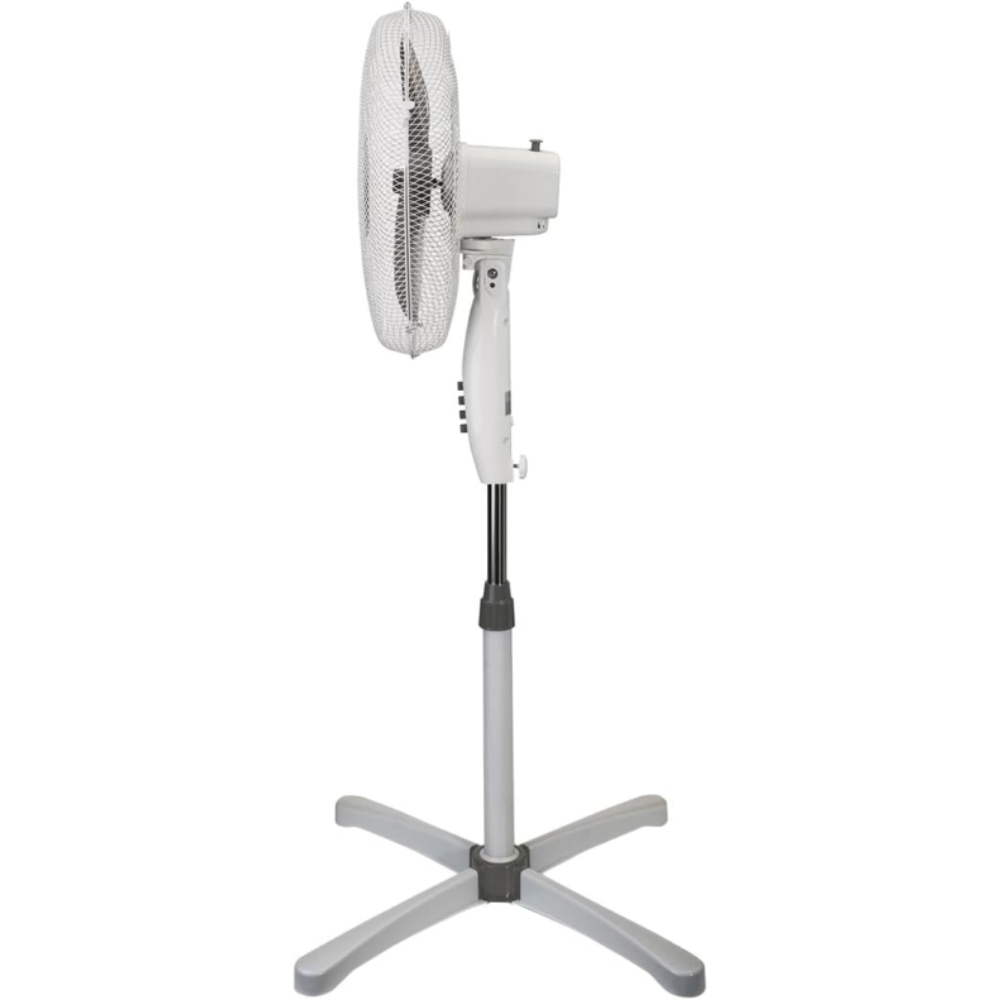 Un ventilatore da terra bianco oscillante con griglia rotonda.