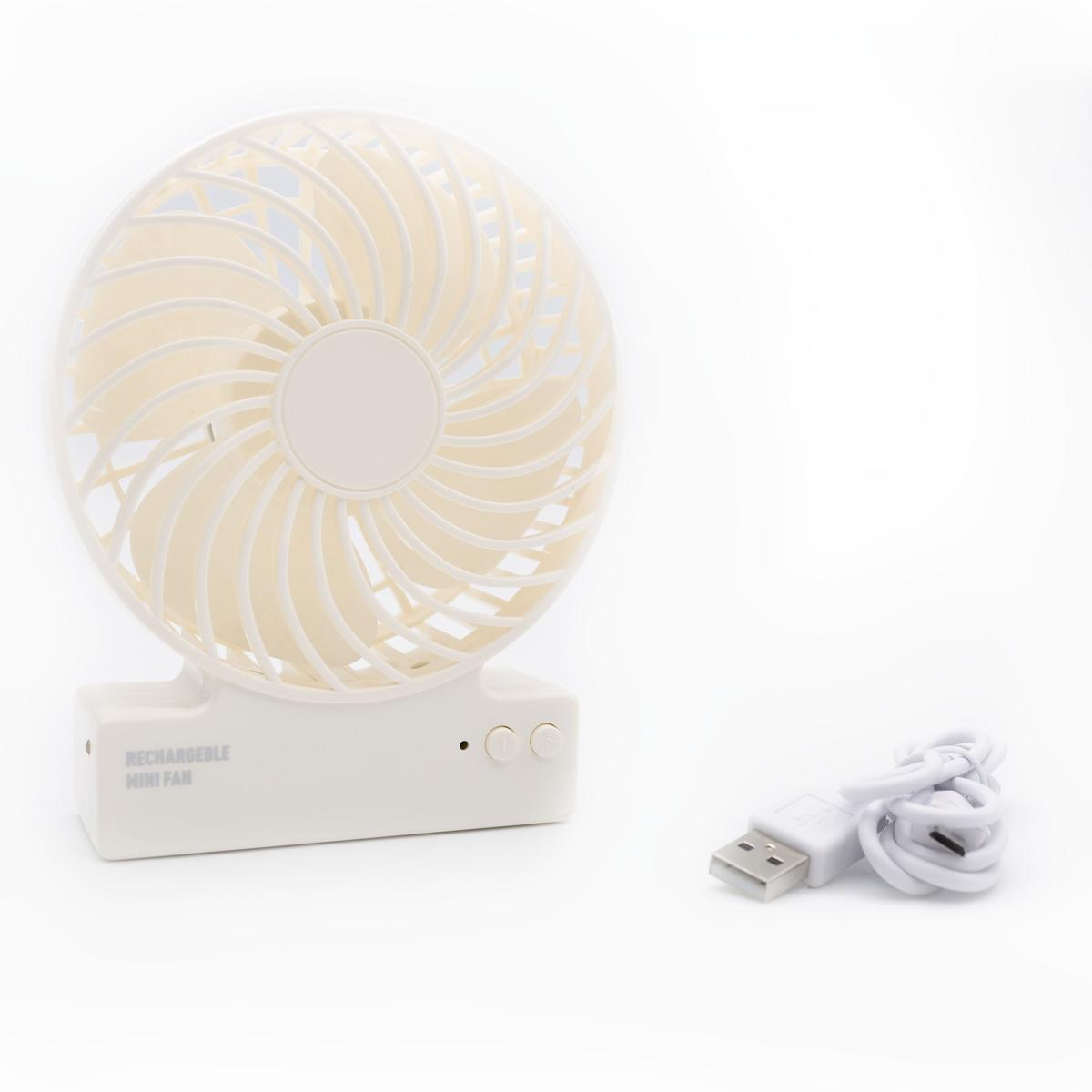 Un mini ventilatore bianco con cavo USB su sfondo bianco.