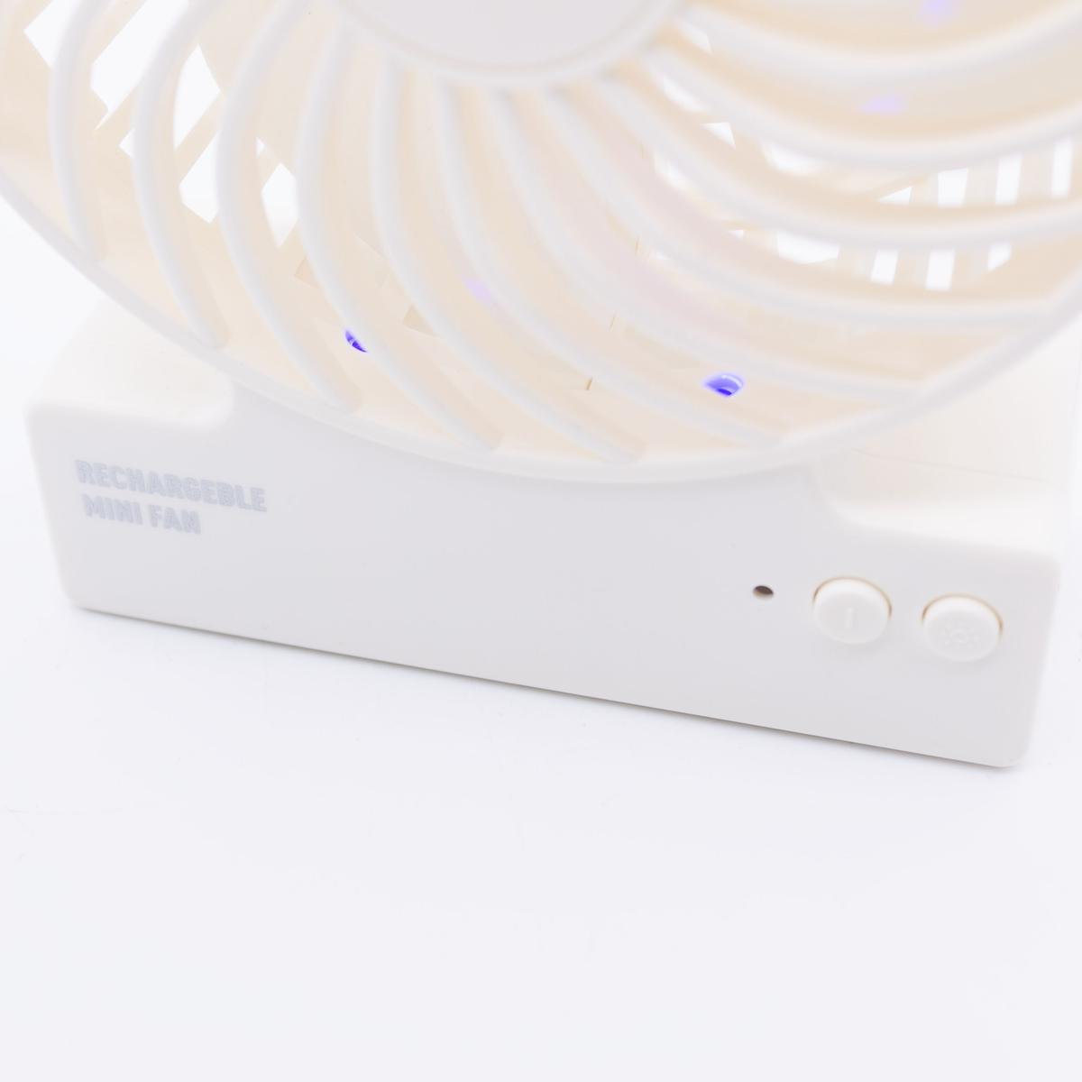 Un mini ventilatore bianco con luci e pulsanti blu.