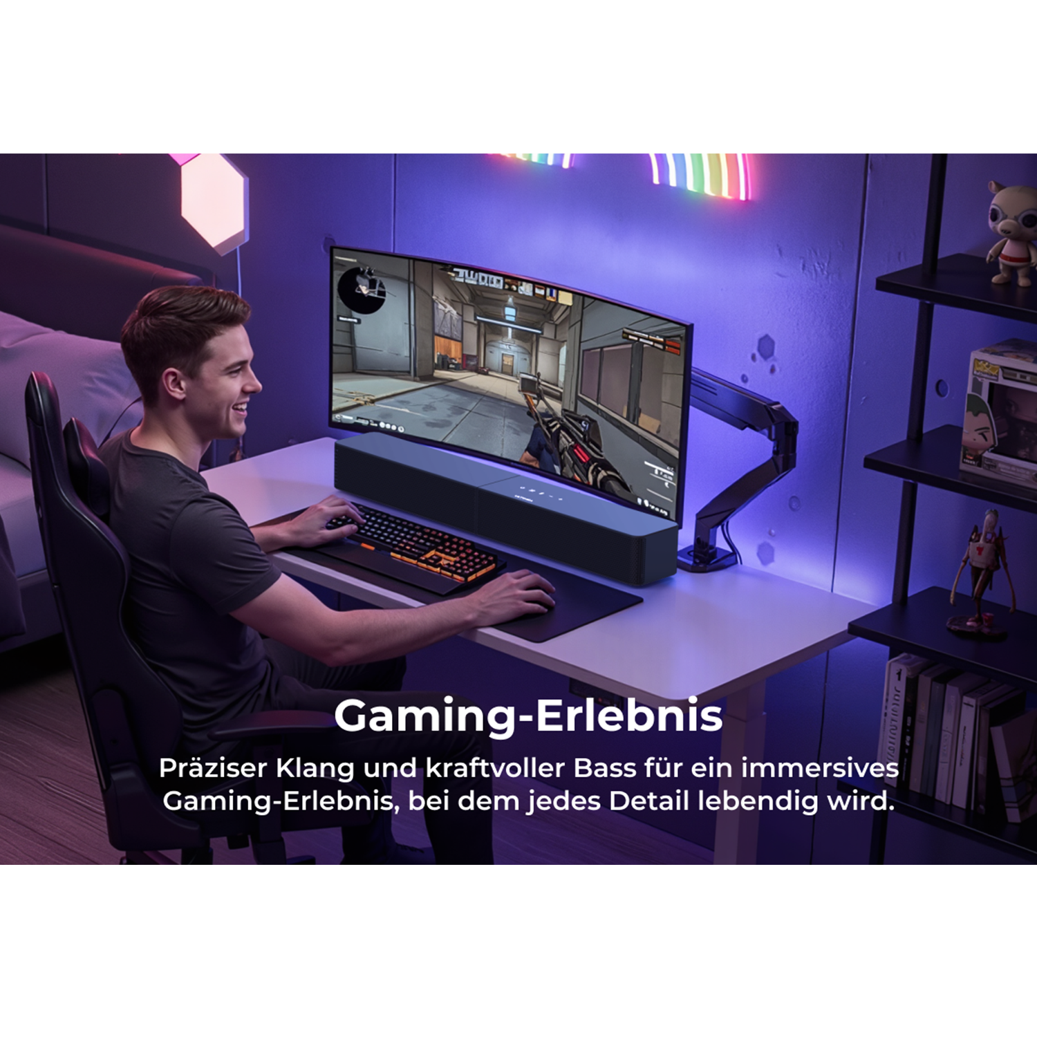 Mann spielt am PC, Schreibtisch mit Monitor, Tastatur, Maus und Soundbar. Bunte Lichter.