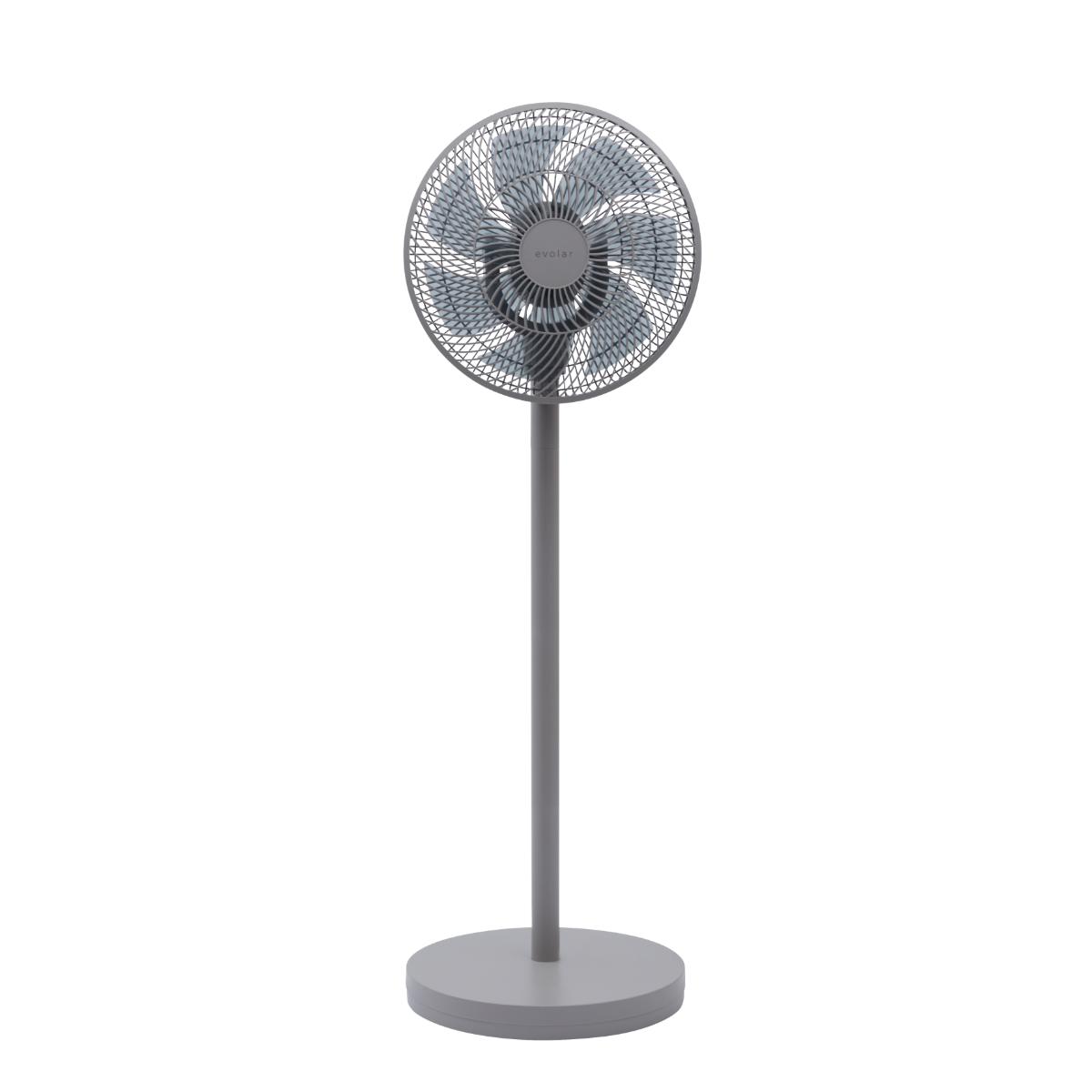 Un ventilatore da terra grigio con testa circolare e base rotonda.