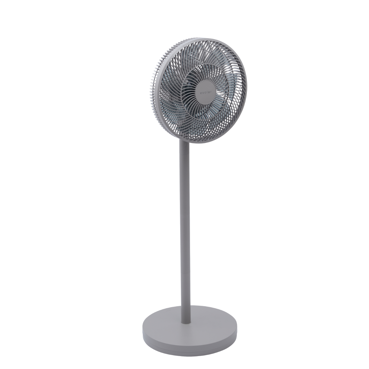 Un ventilatore da terra grigio con base rotonda e supporto sottile.