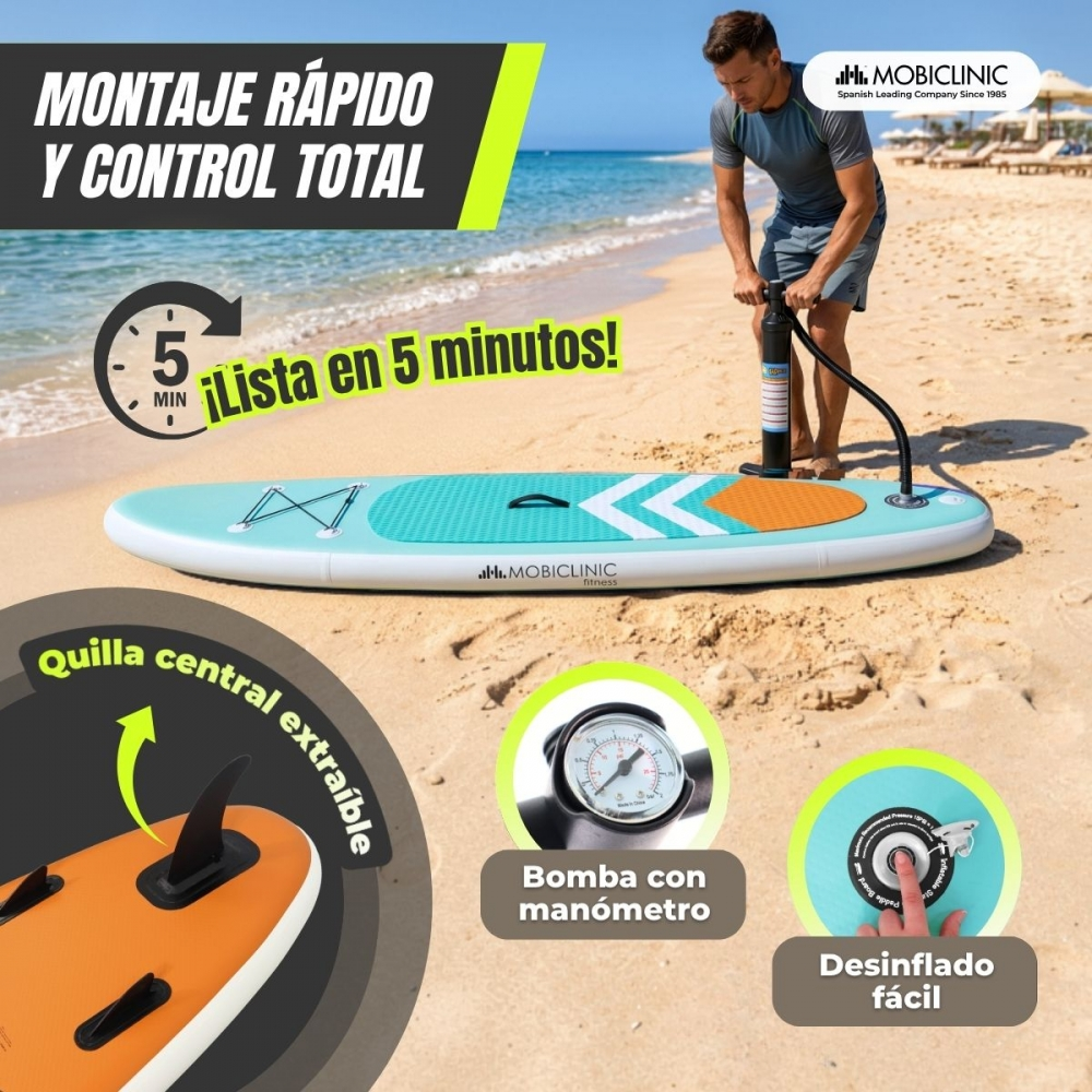 Hombre infla tabla de SUP inflable en la playa. Se ven accesorios.