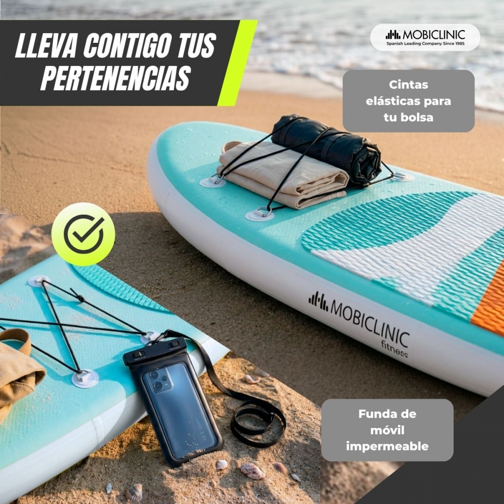 Dos tablas SUP hinchables en la playa con funda de móvil y ropa.