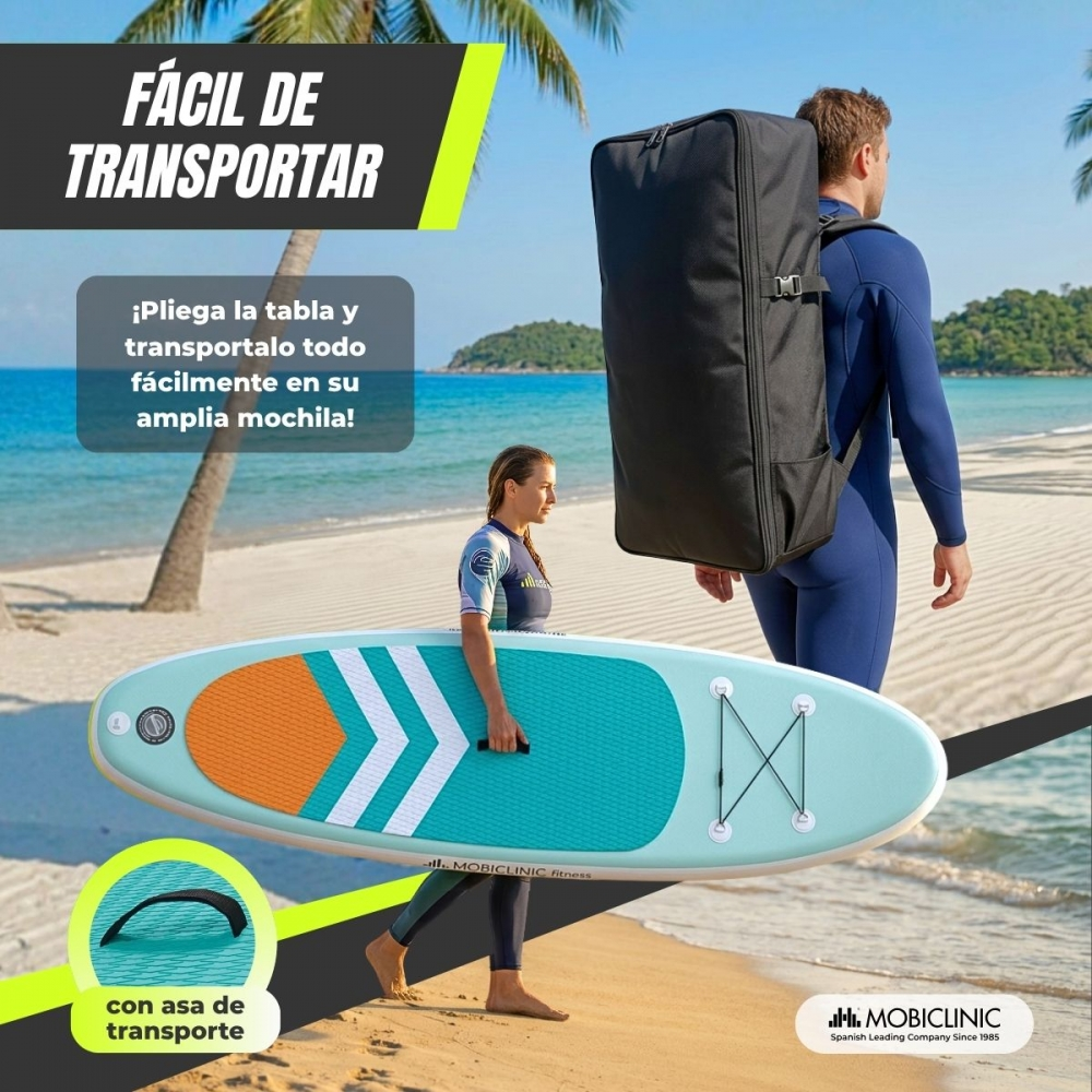 Hombre con mochila, mujer con tabla de paddle surf en playa.