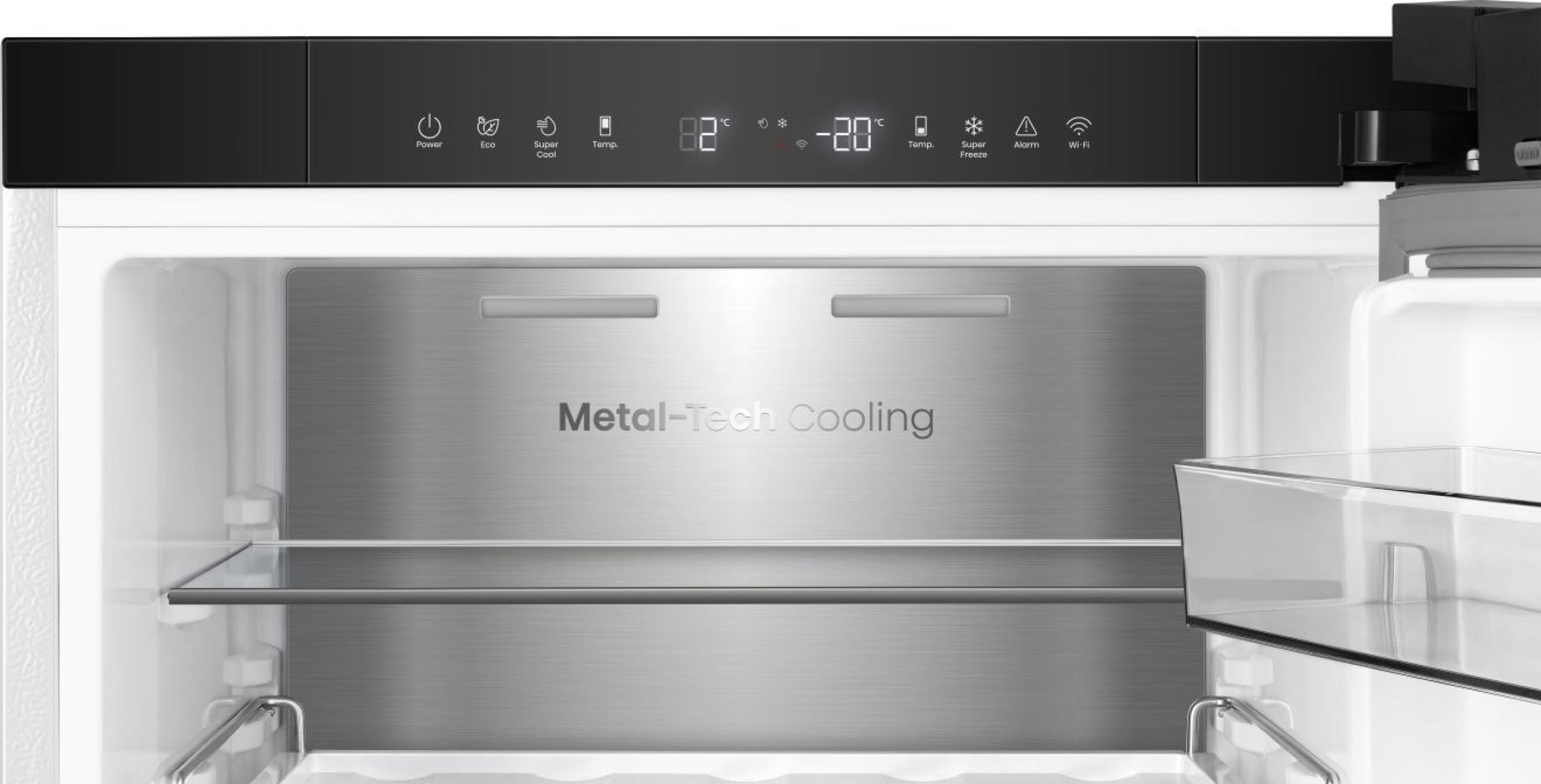 Vista interior de un refrigerador con panel de control "-20°C" y panel metálico.