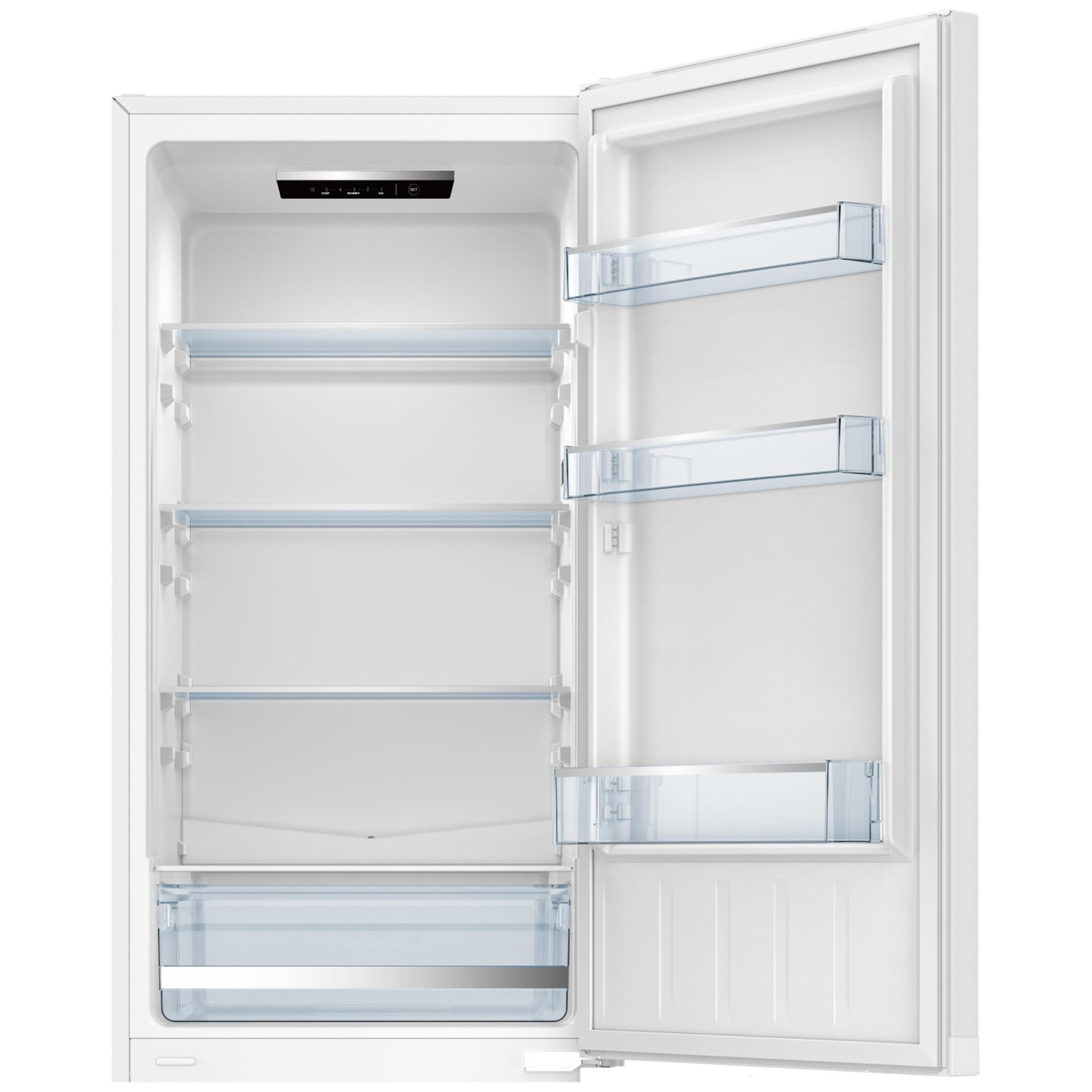 Un frigorifero bianco vuoto con la porta aperta e ripiani in vetro.