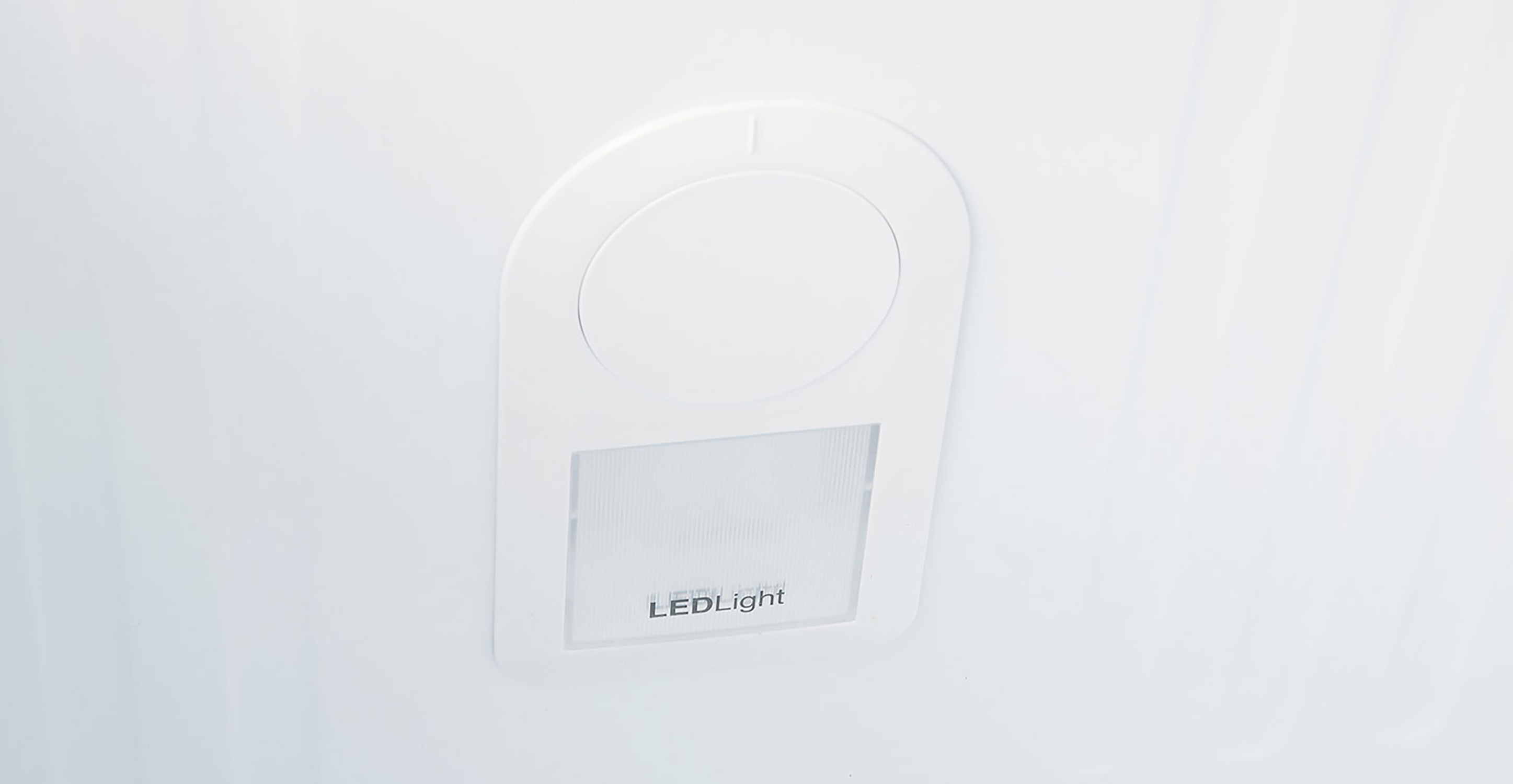 Un alloggiamento bianco con etichetta LED Light.