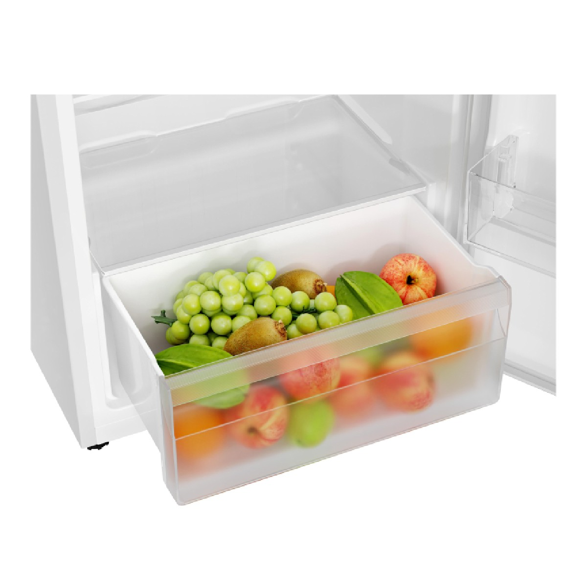 Un cassetto del frigorifero pieno di frutta fresca, tra cui uva verde, kiwi e pesche.