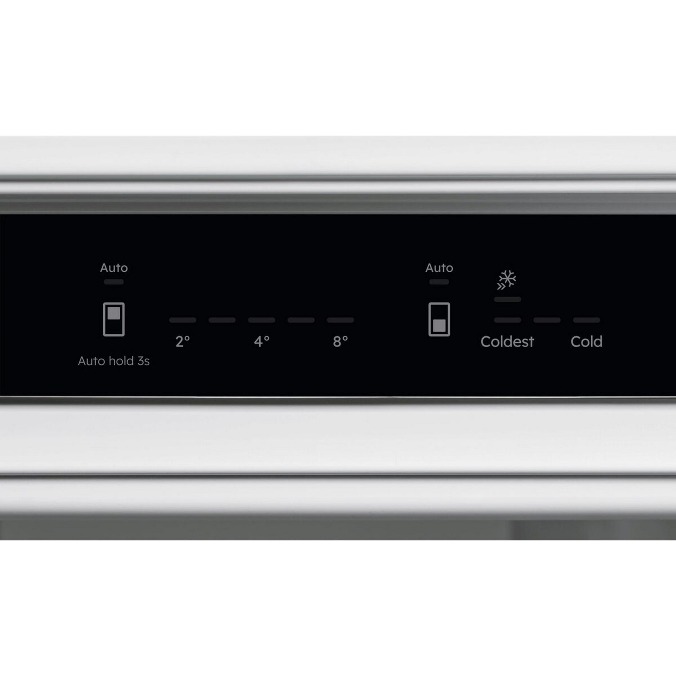 Un display del frigorifero che mostra temperature di 2, 4, 8 gradi e livelli di freddo.