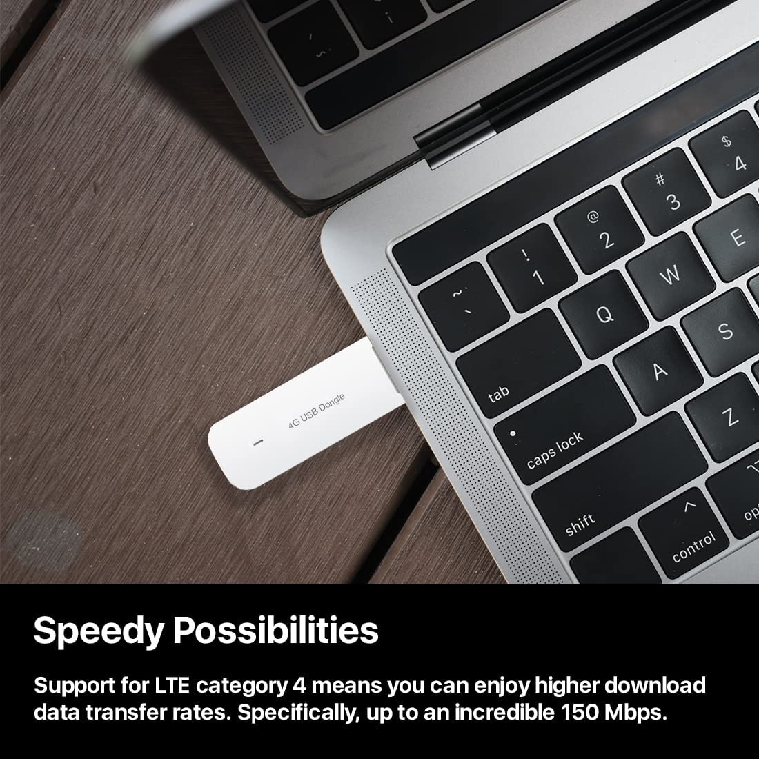 Biały klucz USB 4G jest podłączony do laptopa na drewnianym stole.