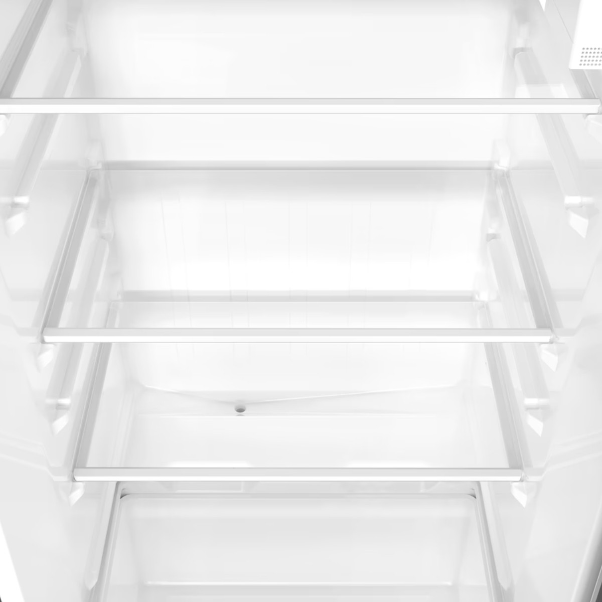 Un refrigerador blanco vacío con tres estantes y luces.