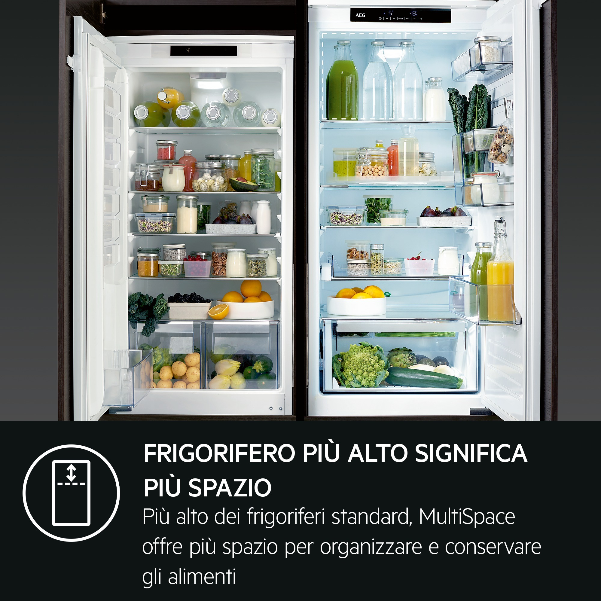 Un frigorifero aperto pieno di cibo, bottiglie e cassetti.