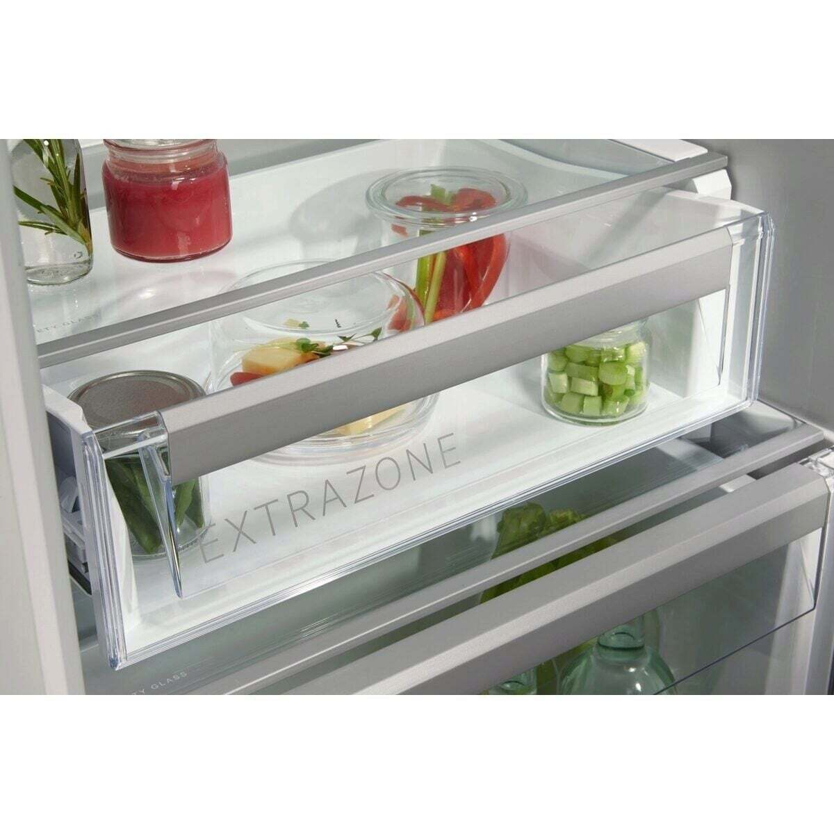 Cassetto frigorifero con barattoli di cibo: bacche, verdure tritate, erbe.