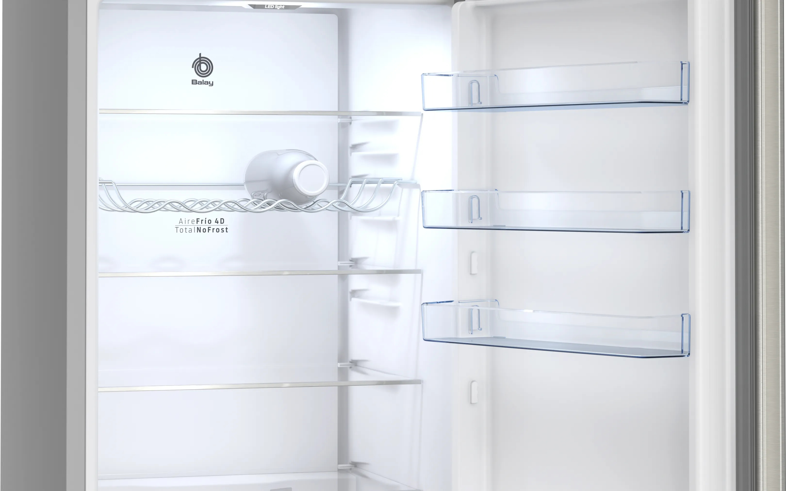Un refrigerador vacío con estantes de vidrio y botellero. Logo Balay.