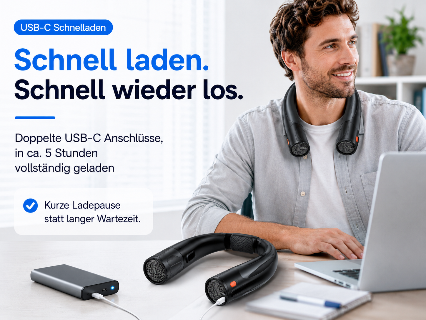 Mann mit Nackenlüfter am Schreibtisch, lädt Powerbank und Laptop.