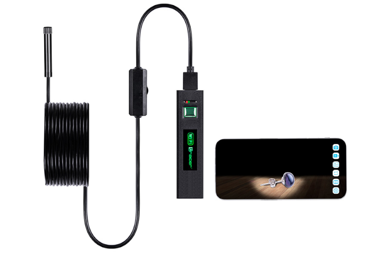 Endoskop z adapterem USB i wyświetlaczem smartfona pokazującym kolczyk.