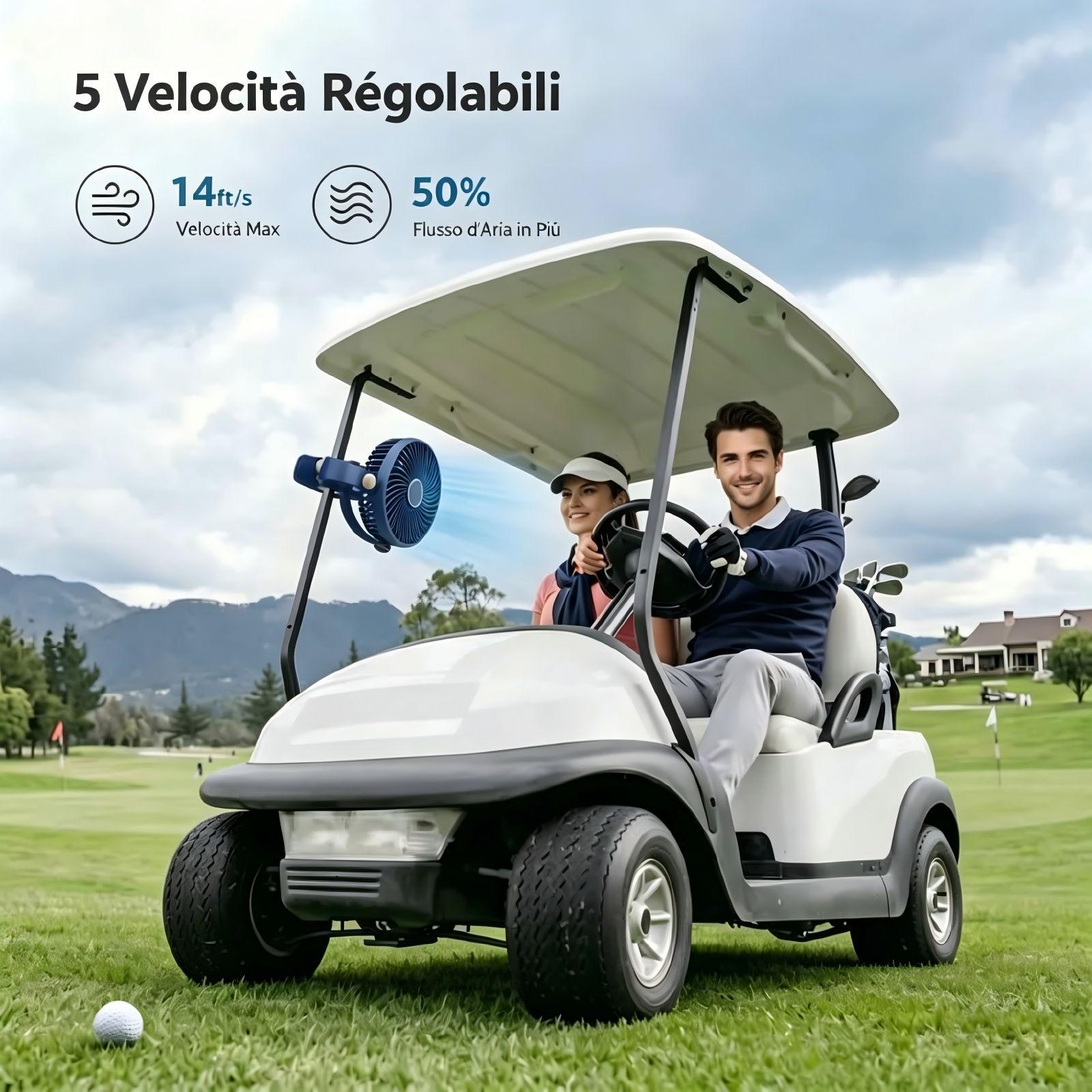 Una coppia guida un golf cart, una piccola ventola è attaccata al tetto.