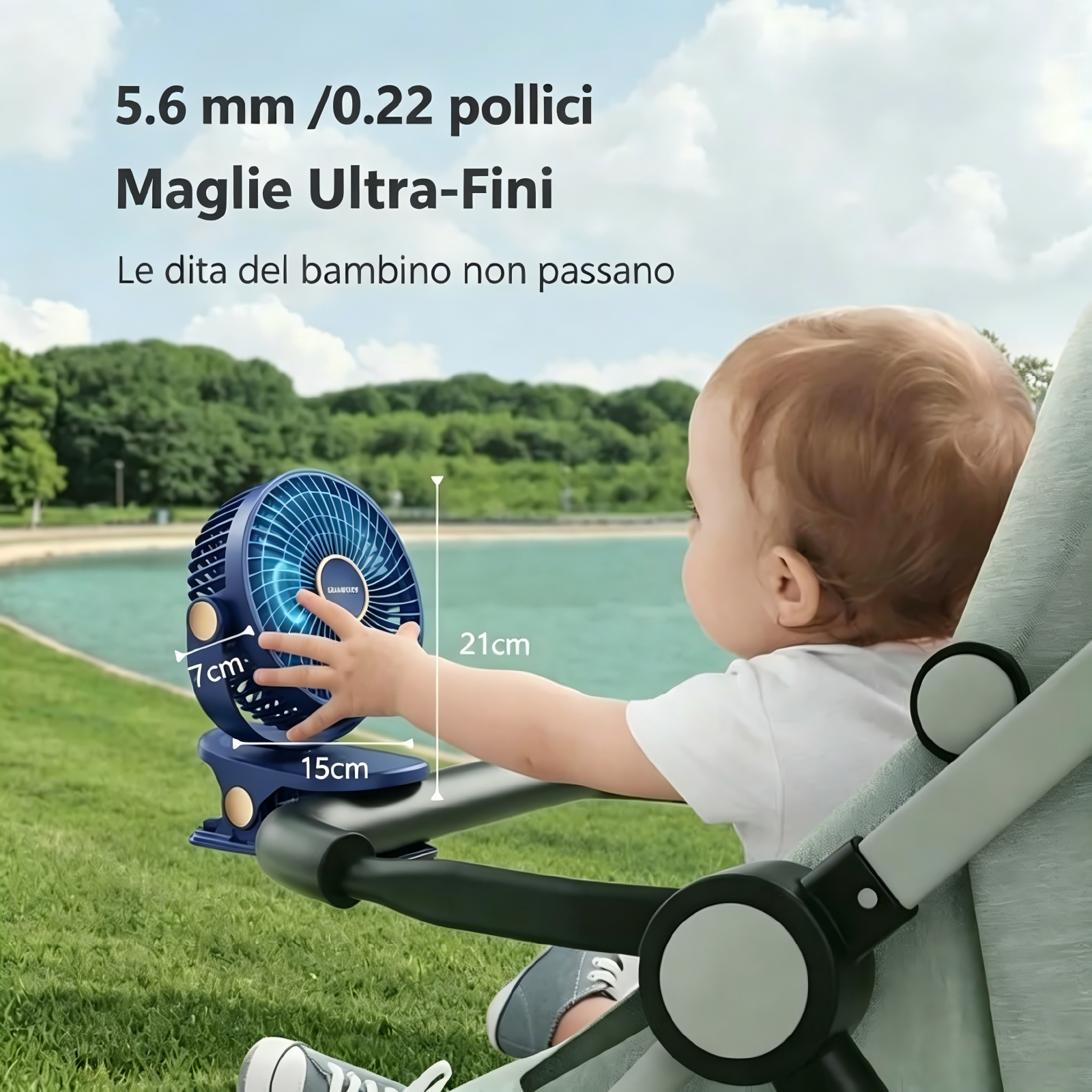 Un piccolo ventilatore blu è attaccato a un passeggino. Un bambino lo raggiunge.