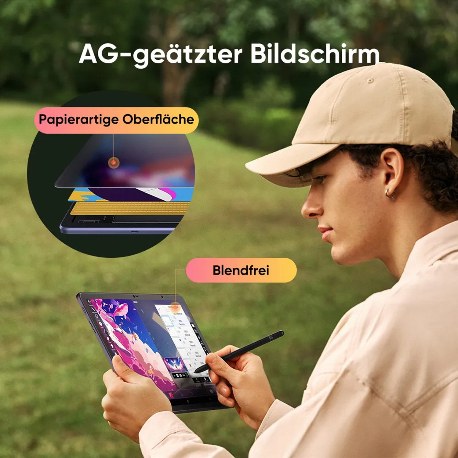 Hombre con gorra usa tablet con lápiz al aire libre. Pantalla AG grabada.