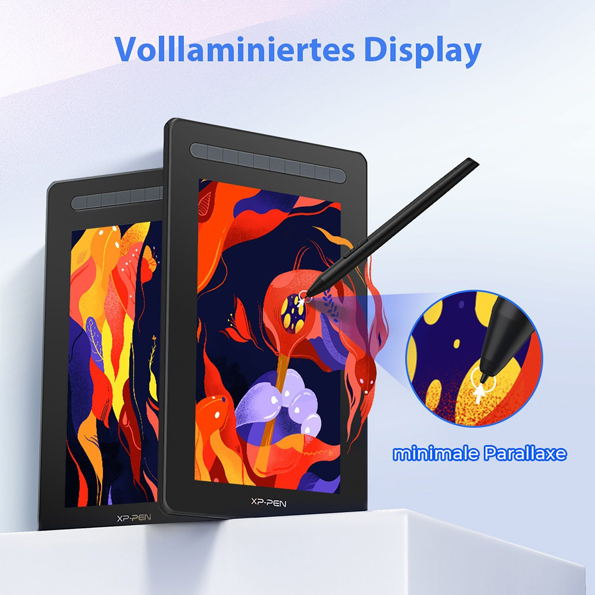 Zwei schwarze Zeichentabletts mit bunten digitalen Kunstwerken, Stift liegt auf dem rechten.