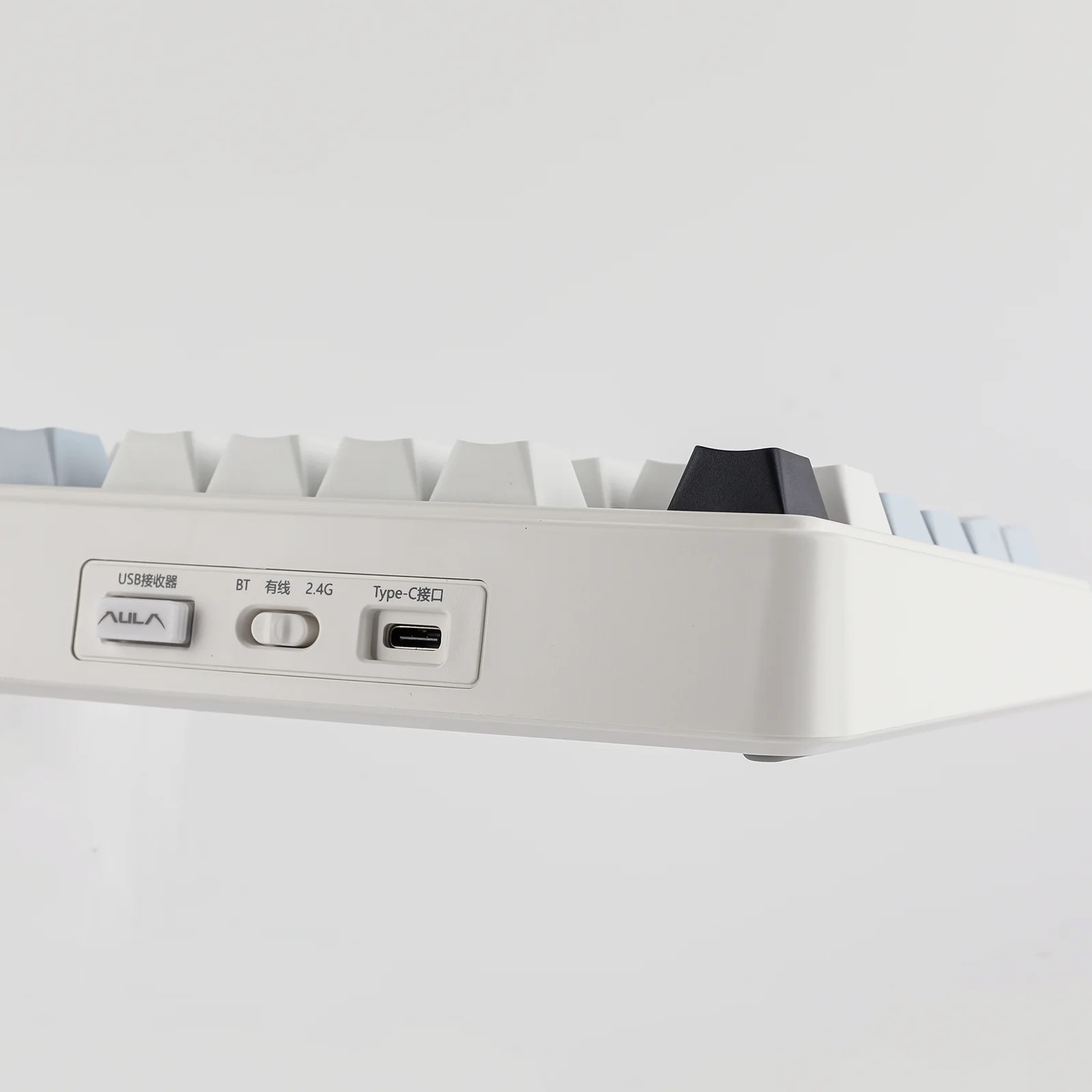 Biała klawiatura z portami USB, BT i Type-C, podświetlanym przełącznikiem.