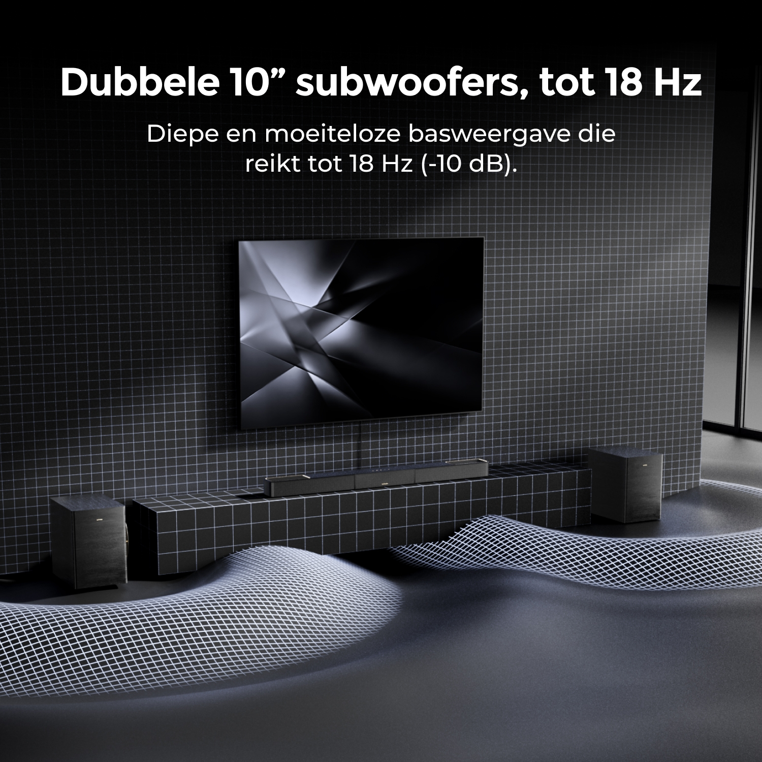 Intérieur noir avec TV, barre de son et subwoofers. Motif quadrillé.