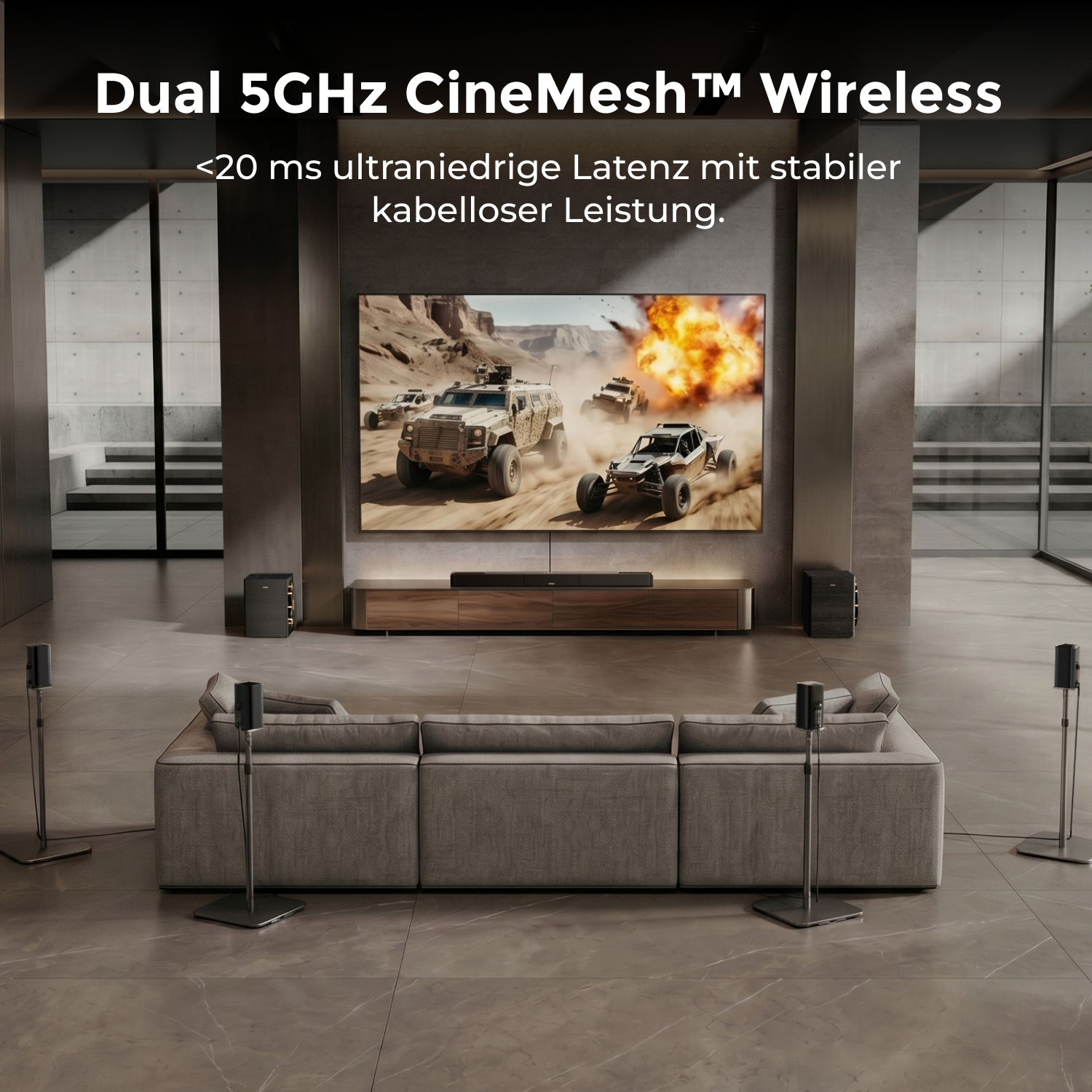 Wohnzimmer mit Sofa, Fernseher zeigt Action-Szene, Lautsprecher.