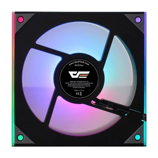 Ein schwarzer Computerlüfter mit bunter RGB-Beleuchtung. Die Flügel sind durchscheinend und leuchten.