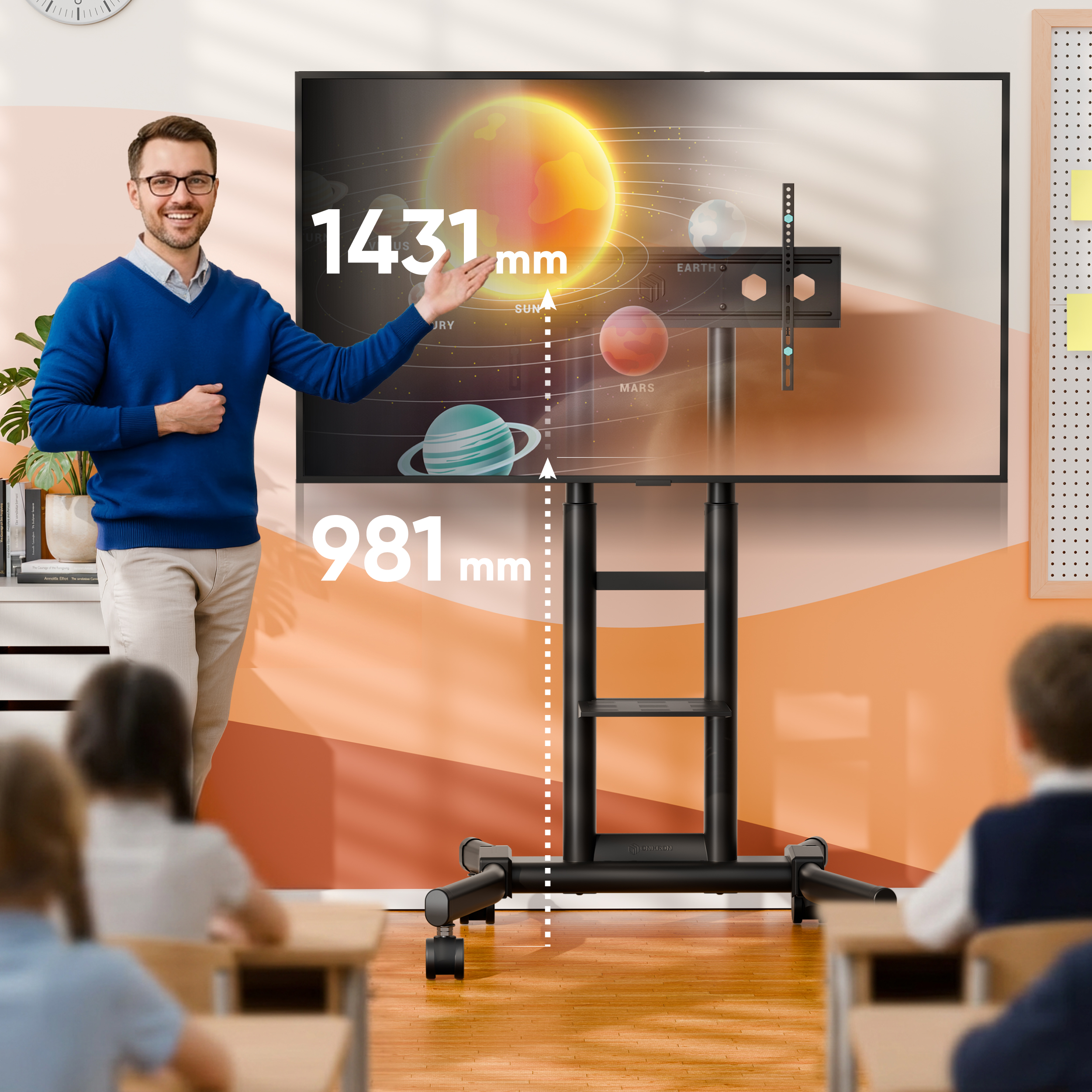 Profesor señala el sistema solar en pantalla en aula. Dimensiones 1431mm y 981mm.