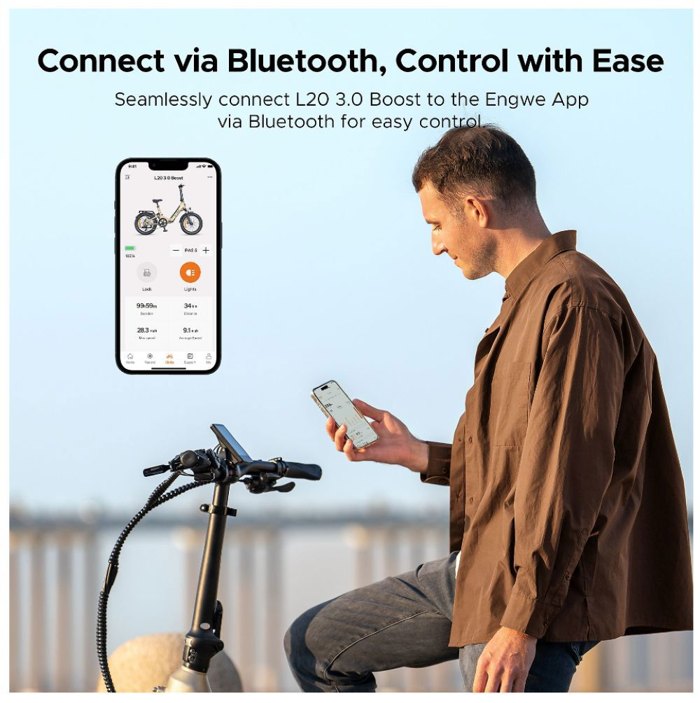 Hombre con smartphone conecta e-bike vía app Bluetooth.