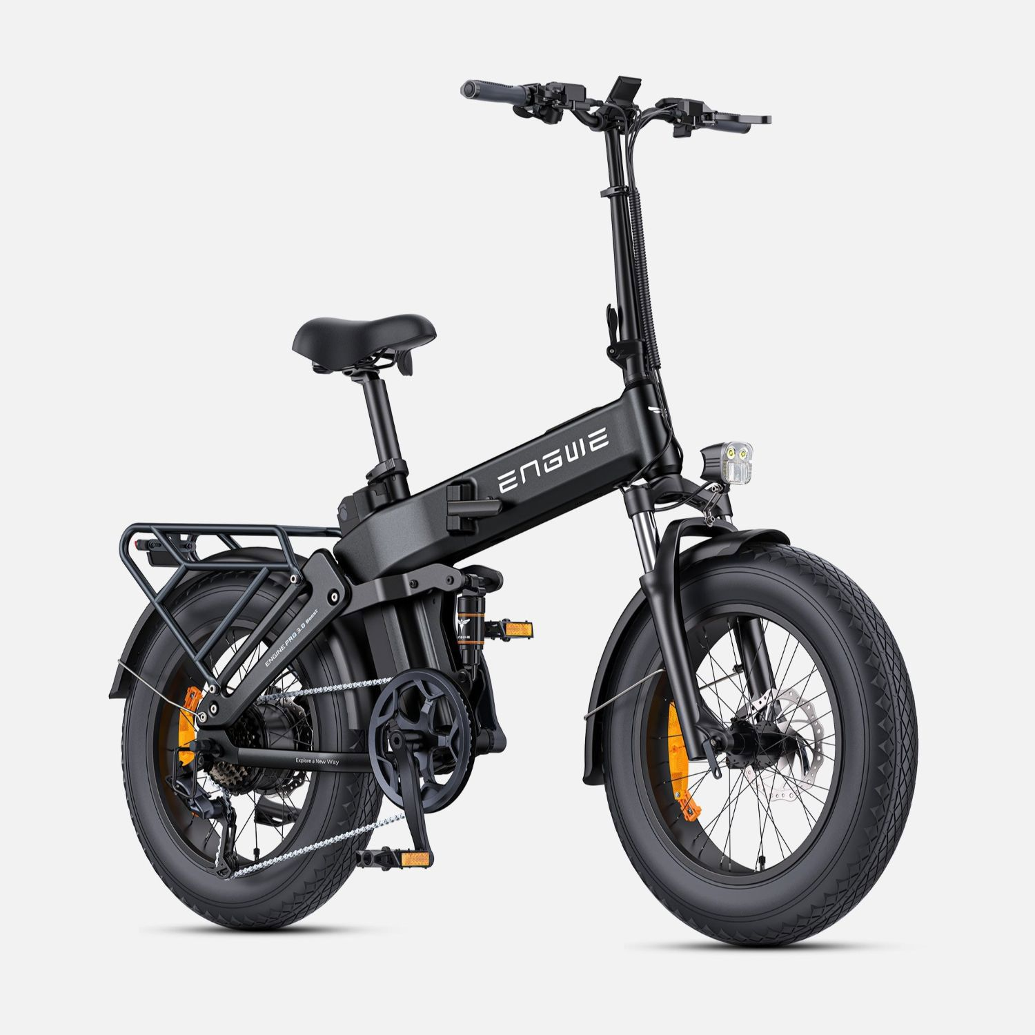 Una bicicleta eléctrica negra con neumáticos anchos, portaequipajes y fondo blanco.