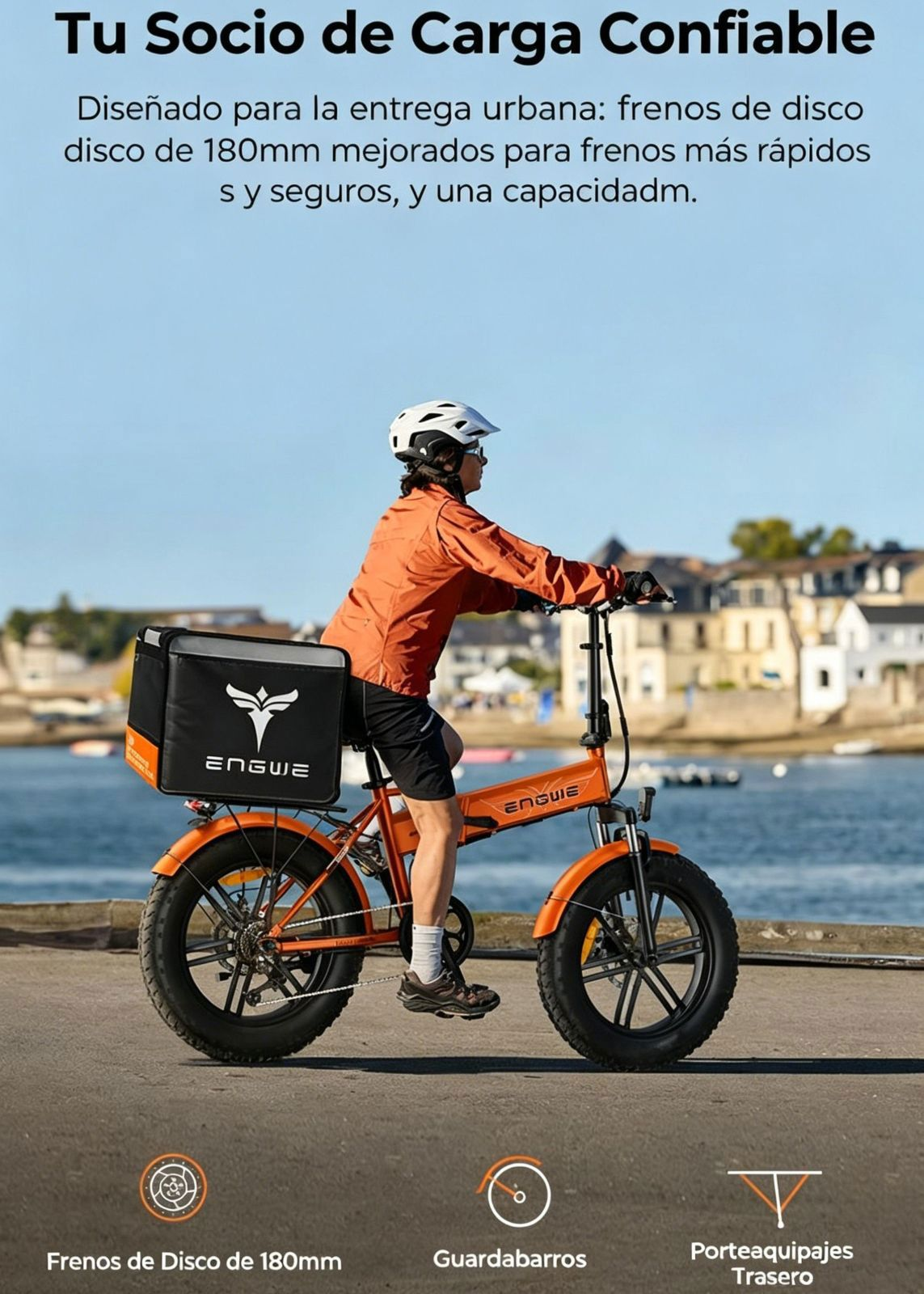 Una persona monta una bicicleta eléctrica naranja con una bolsa de carga negra.