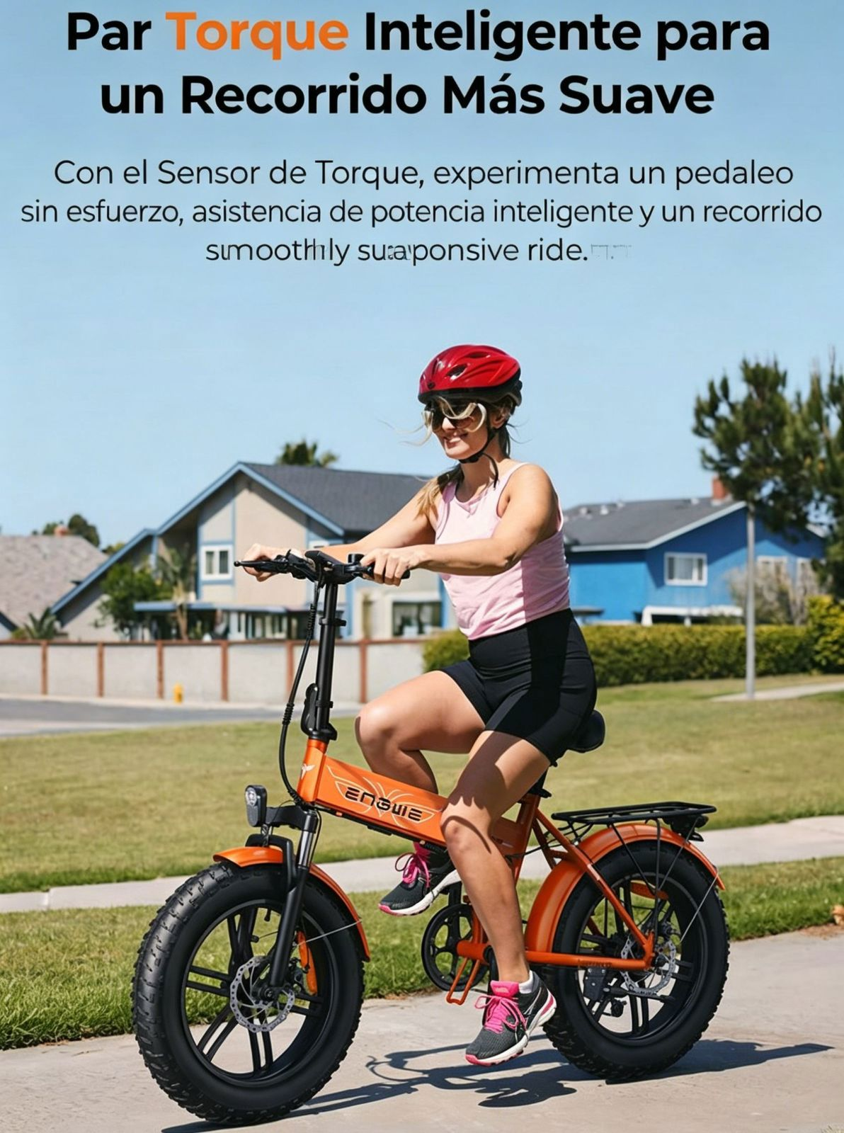 Una mujer monta una bicicleta eléctrica naranja, con casco y gafas de sol.