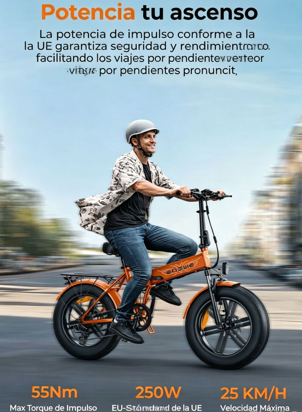 Un hombre monta una e-bike naranja con ruedas anchas y casco. Paisaje urbano al fondo.