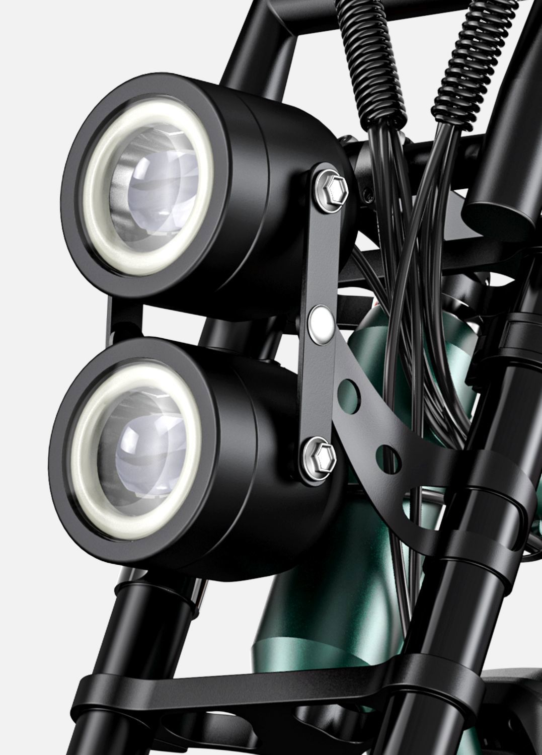Primer plano de dos faros negros redondos con anillos plateados, montados en una motocicleta.