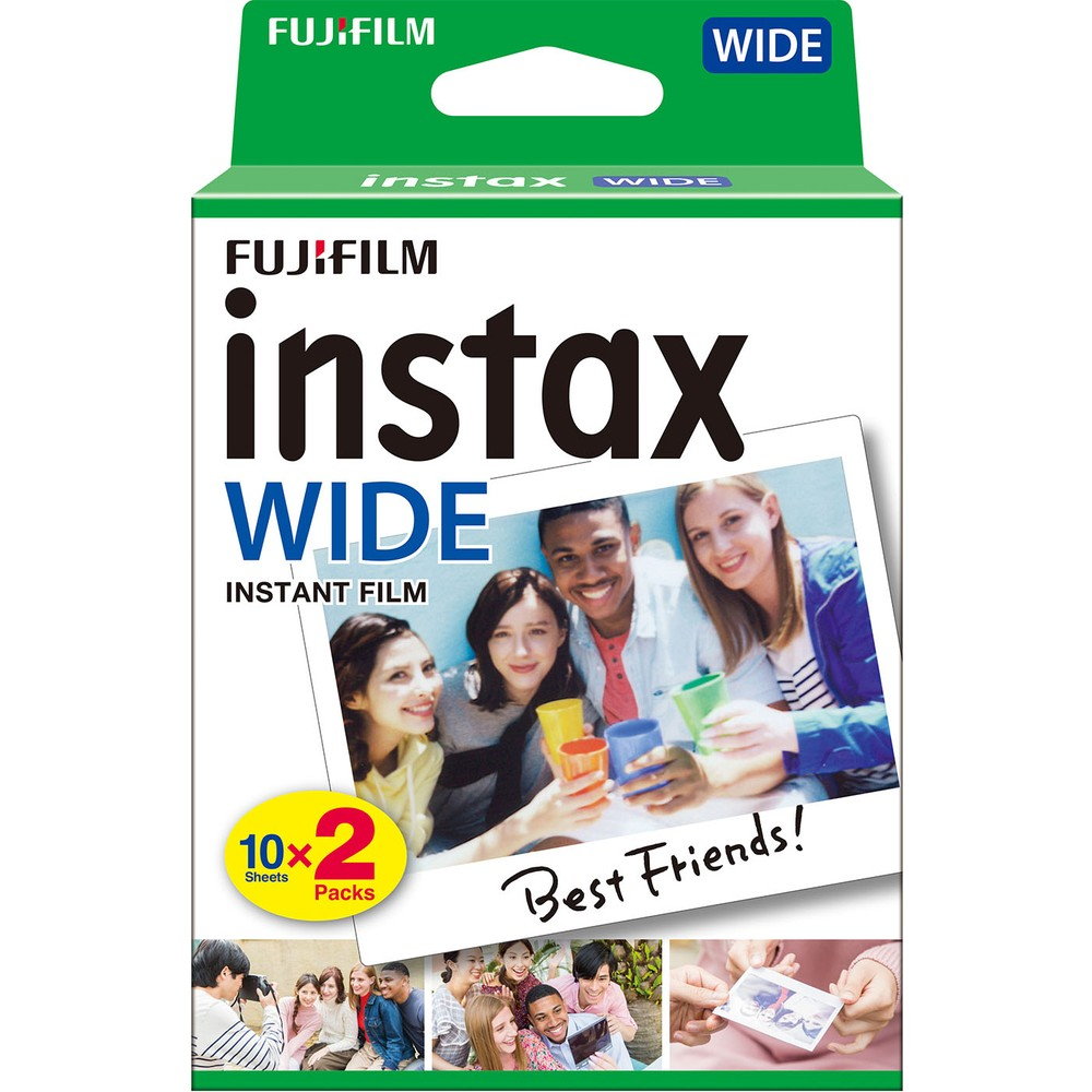 Dört gülümseyen arkadaşın renkli bardak tuttuğu Fujifilm Instax Wide anında film kutusu.