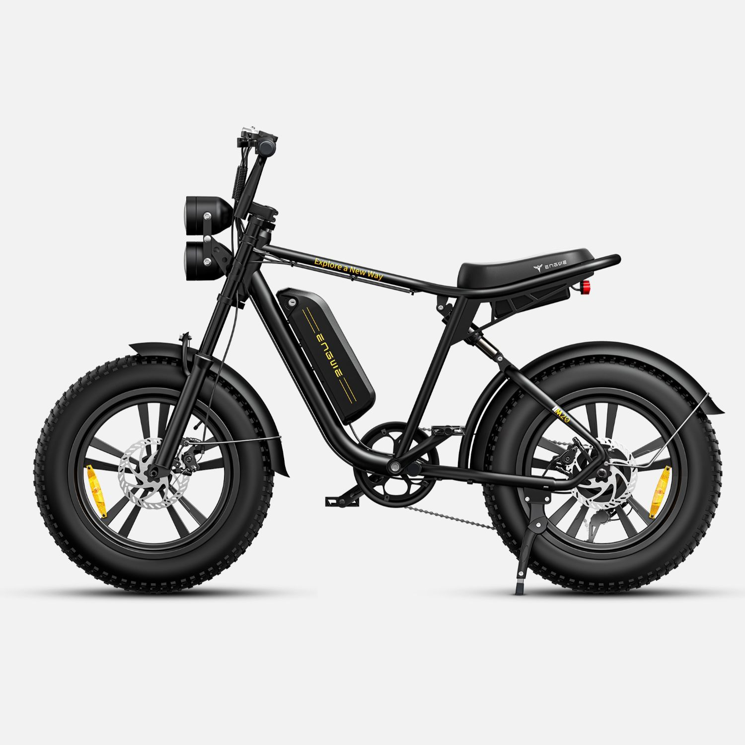 Bicicleta eléctrica negra con neumáticos anchos, doble faro y batería.