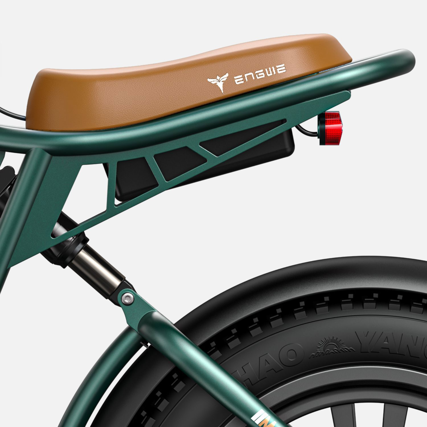 Marco de bicicleta verde con asiento marrón, neumático negro y luz trasera.