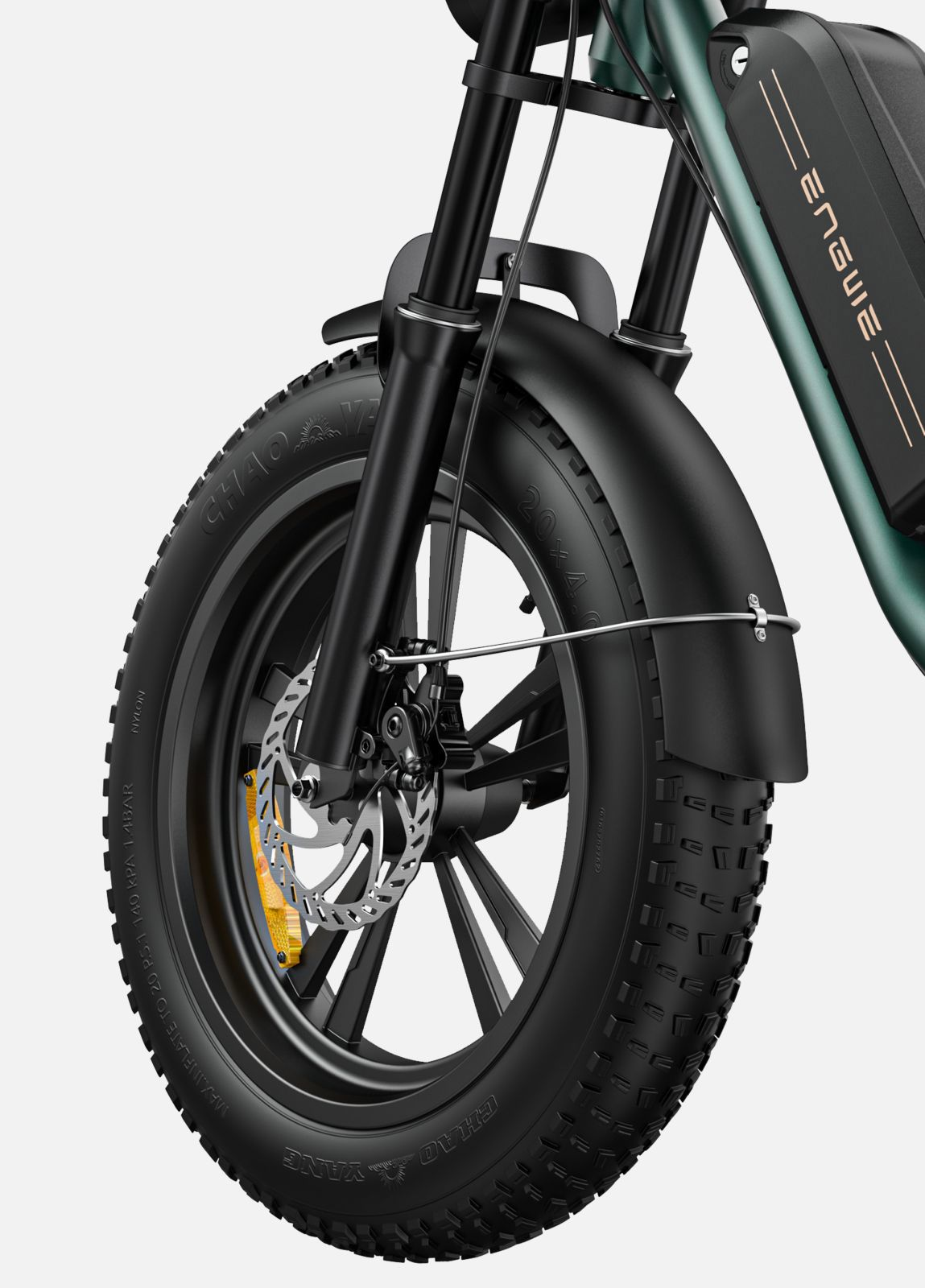 Primer plano de la rueda delantera de una e-bike verde, neumático negro, suspensión y batería.