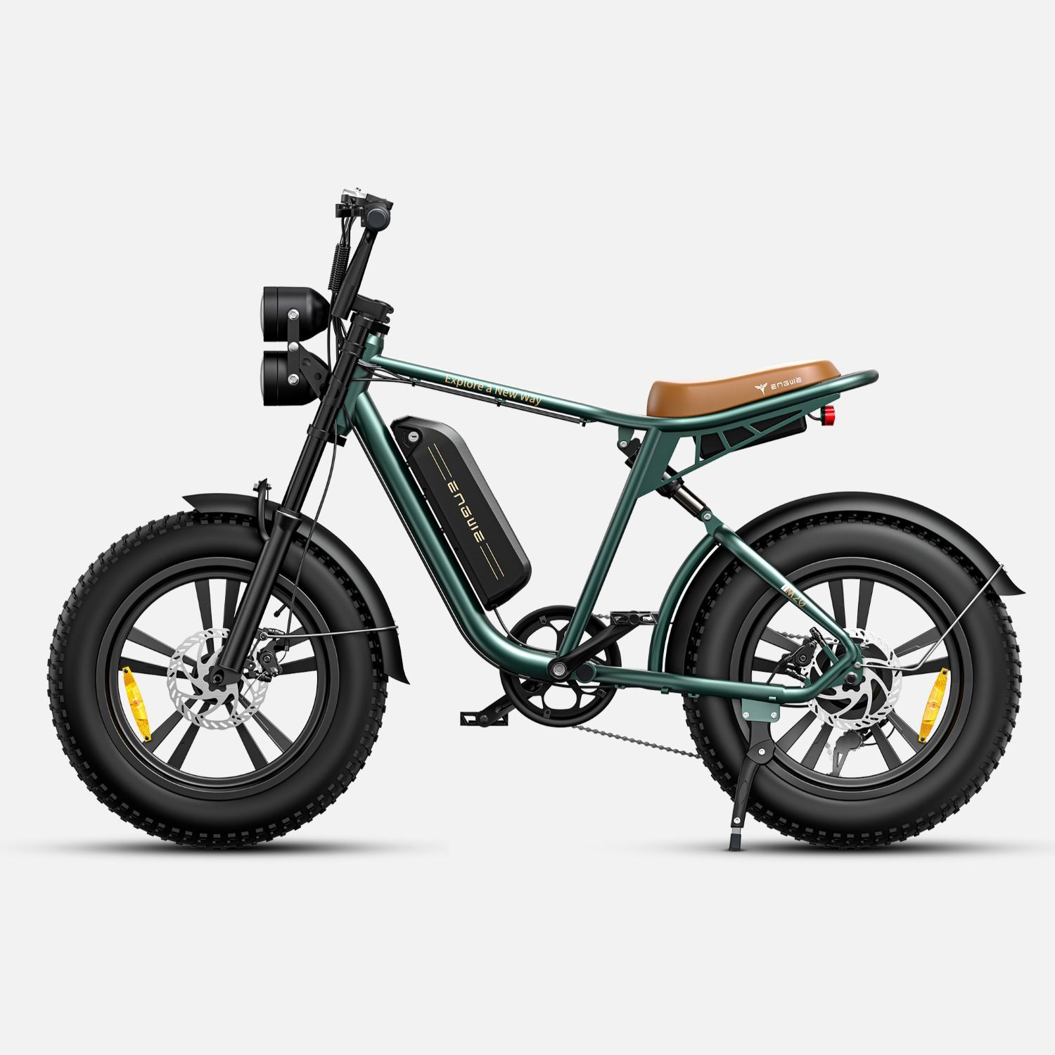 Bicicleta eléctrica verde con asiento marrón, llantas anchas y doble faro.