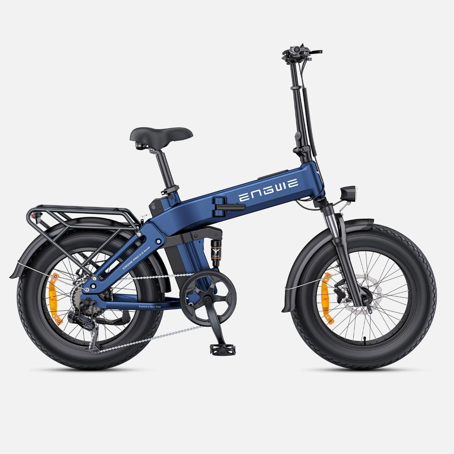 Una bicicleta eléctrica plegable azul con neumáticos anchos, portaequipajes trasero y horquilla de suspensión.