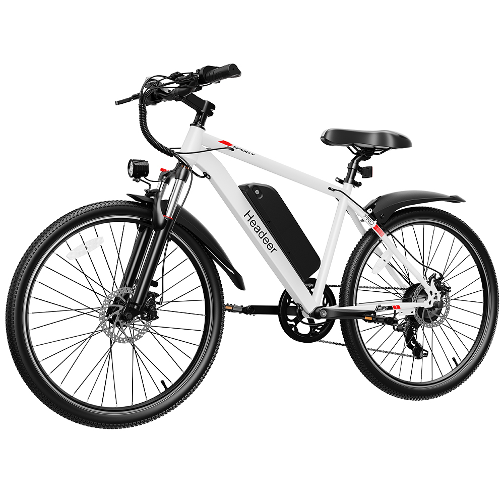 Biały rower górski elektryczny Headeer z czarnymi oponami, błotnikami, siodełkiem i akumulatorem.