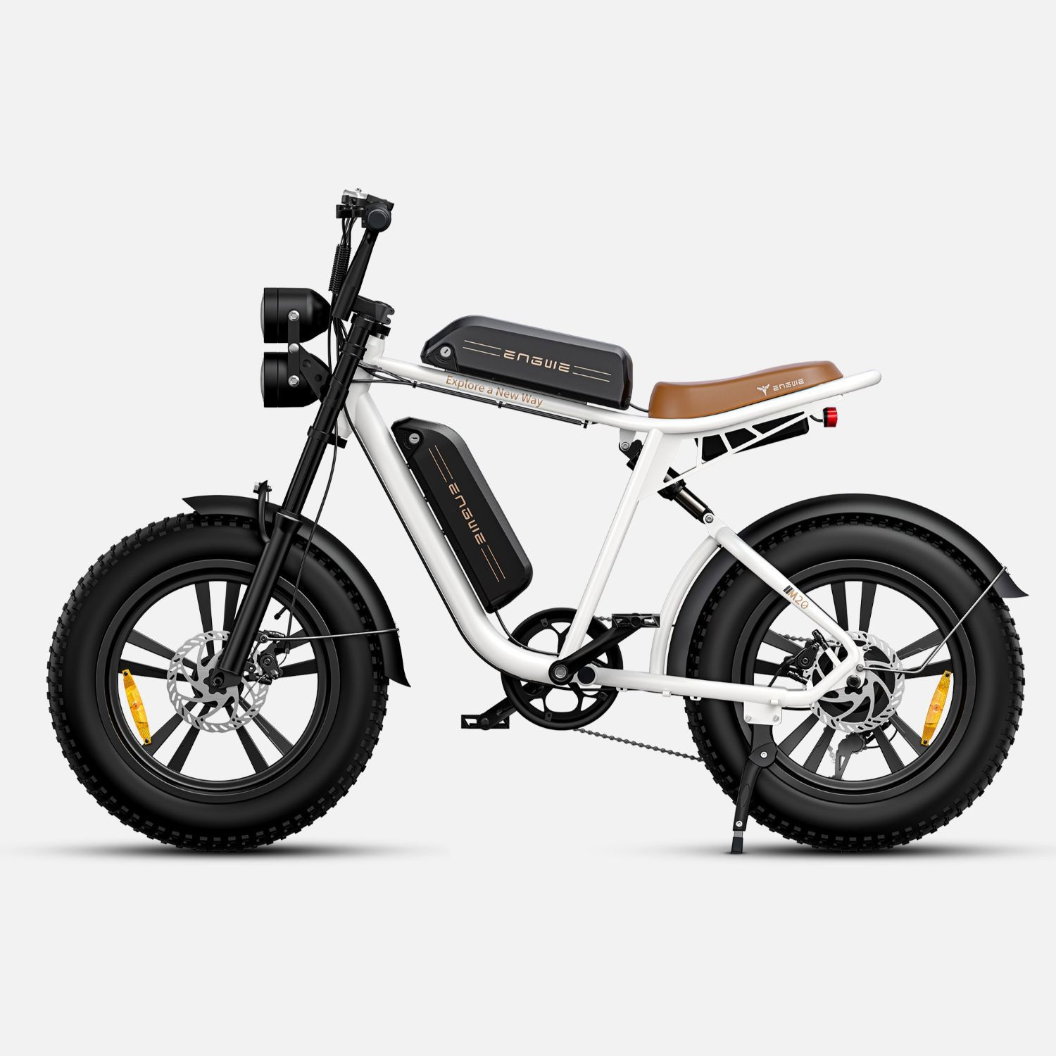 Una bicicleta eléctrica blanca con asiento marrón, dos faros y neumáticos anchos.