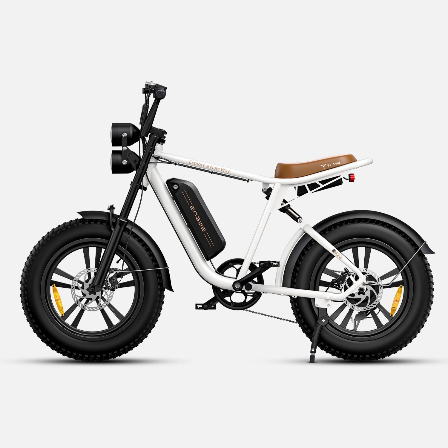 Una bicicleta eléctrica blanca con asiento marrón, neumáticos anchos y doble faro.