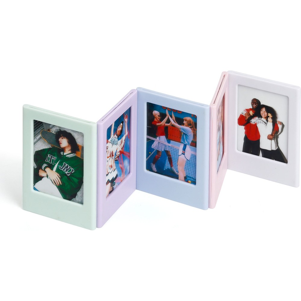 Katlanabilir fotoğraf çerçevesi, dört resim: kaykaylı kişi, iki kişi, tenisçiler, aile.