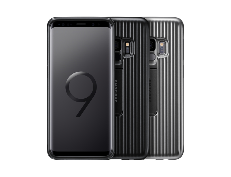 Un telefono Samsung nero in una custodia, con altre due custodie dietro.
